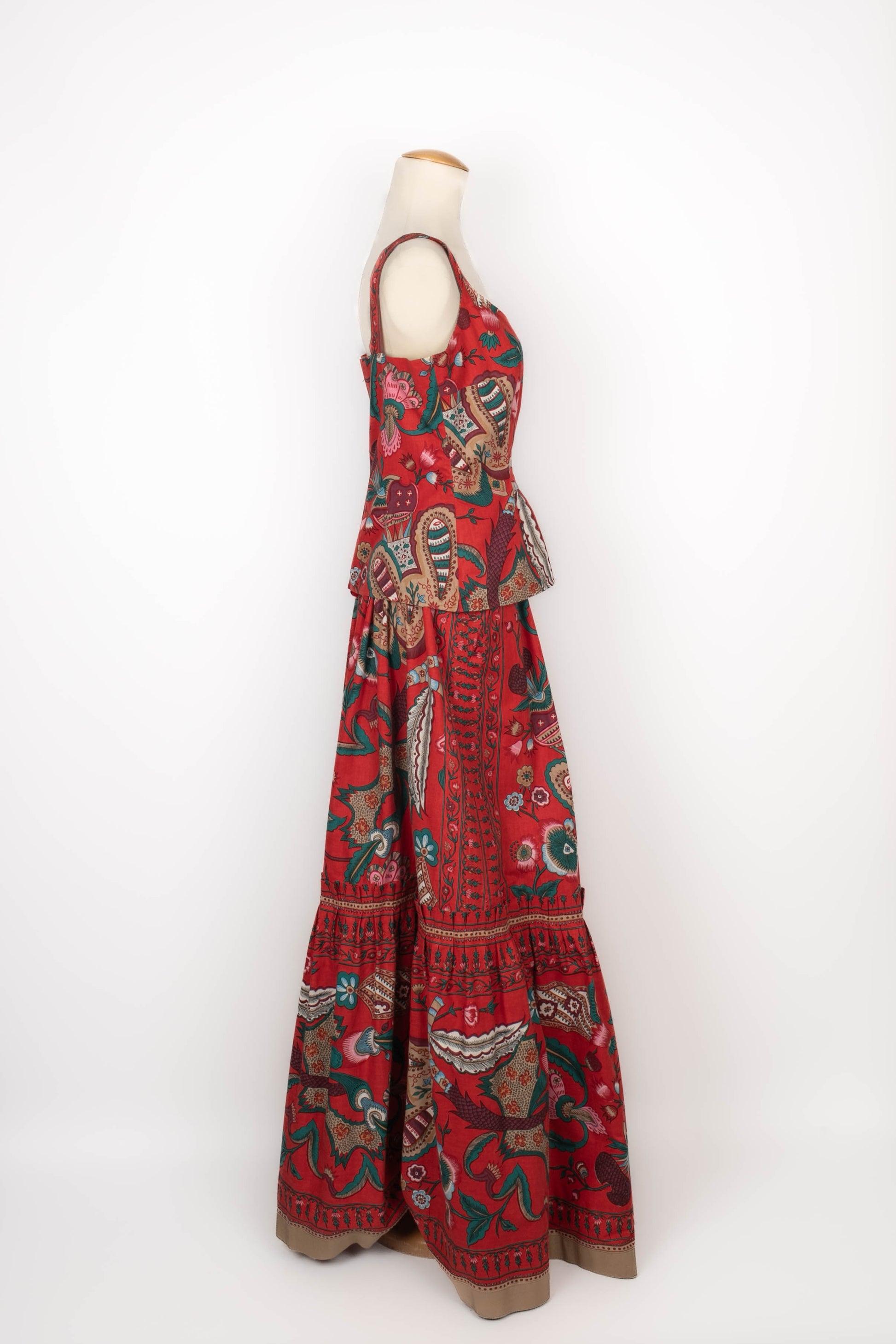 Lanvin - (Fabriqué en France) Ensemble en coton rouge à décor de plantes orientales, composé d'un top, d'une jupe longue et d'une ceinture en passementerie rouge. Aucune taille n'est indiquée, il convient à un 38FR.

Informations complémentaires