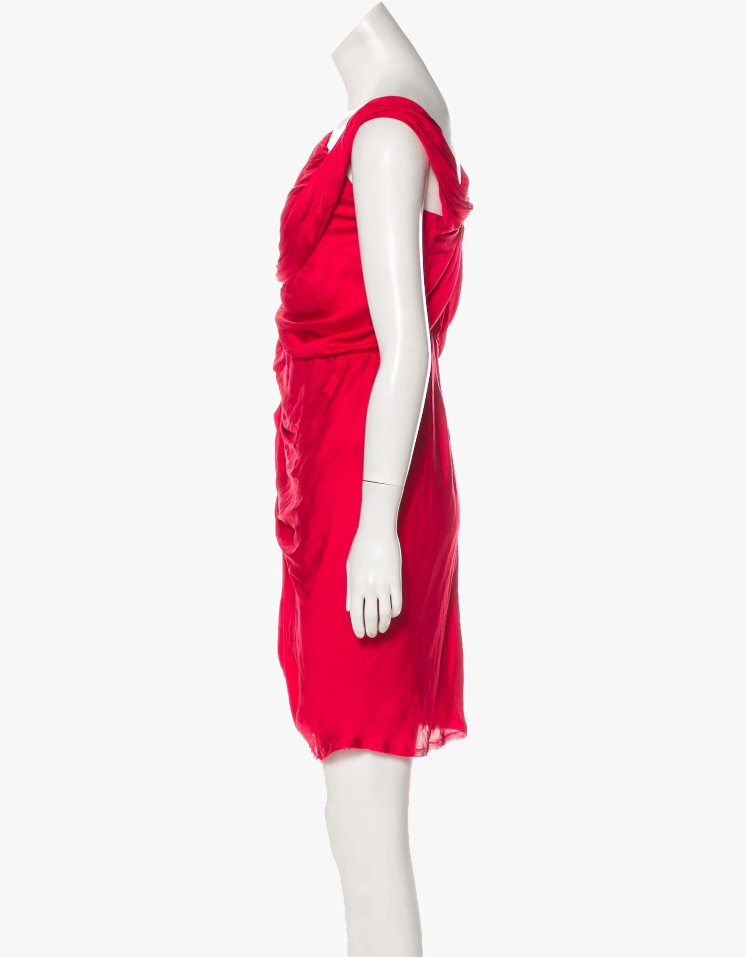 Abito monospalla di Lanvin con accenti drappeggiati, elasticizzazione sul busto, orlo a vivo e chiusura con zip sul retro.

Taglia - M

Busto: 27″ / 68,6 cm

Vita: 26″ / 66 cm

Fianco: 30″ / 76,2 cm

Lunghezza: 32″ / 81,3 cm

Fabrice - 83%