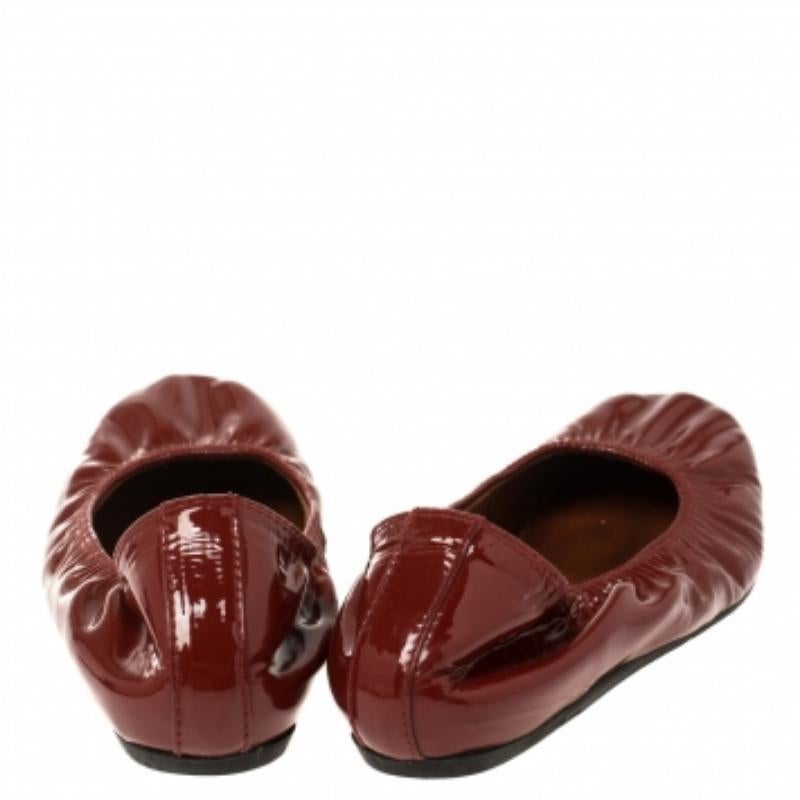 Brown Lanvin Red Patent Leather Scrunch Ballet Flats Size 38 For Sale