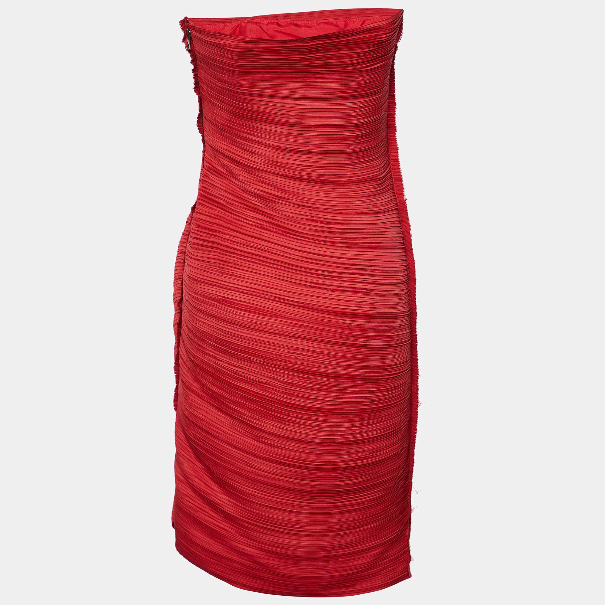 The fine artistry and the feminine silhouette of this designer dress exhibit the labels impeccable craftsmanship in tailoring. It is stitched using quality materials  has a good fit  and can be easily styled with chic accessories  open toe sandals 
