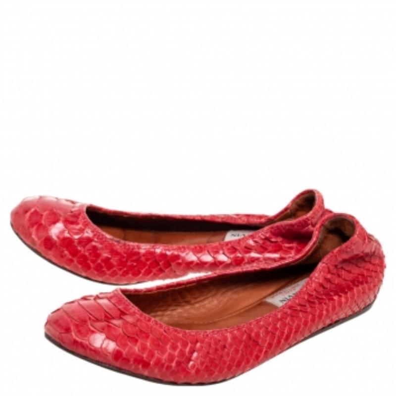 Combina tu conjunto favorito con estas bailarinas de la Casa Lanvin para un look glamuroso y elegante. Están confeccionadas en piel de pitón roja en el exterior y presentan un estilo slip-on scrunch. Atractivas, cómodas y con clase, estas bailarinas