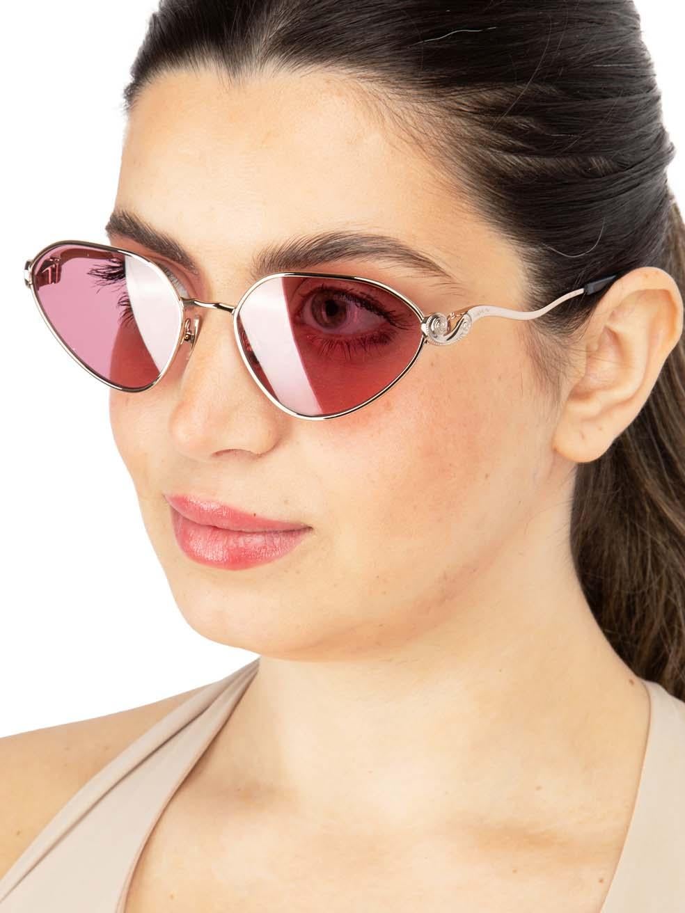 L'ÉTAT est Nouveau avec les étiquettes sur cet article de marque Lanvin. Cet article est livré avec son emballage d'origine.
 
 
 
 Détails
 
 
 Modèle : LNV115S 724
 
 Or rose
 
 Métal
 
 Lunettes de soleil œil de chat
 
 Oculaire rose teinté
 
