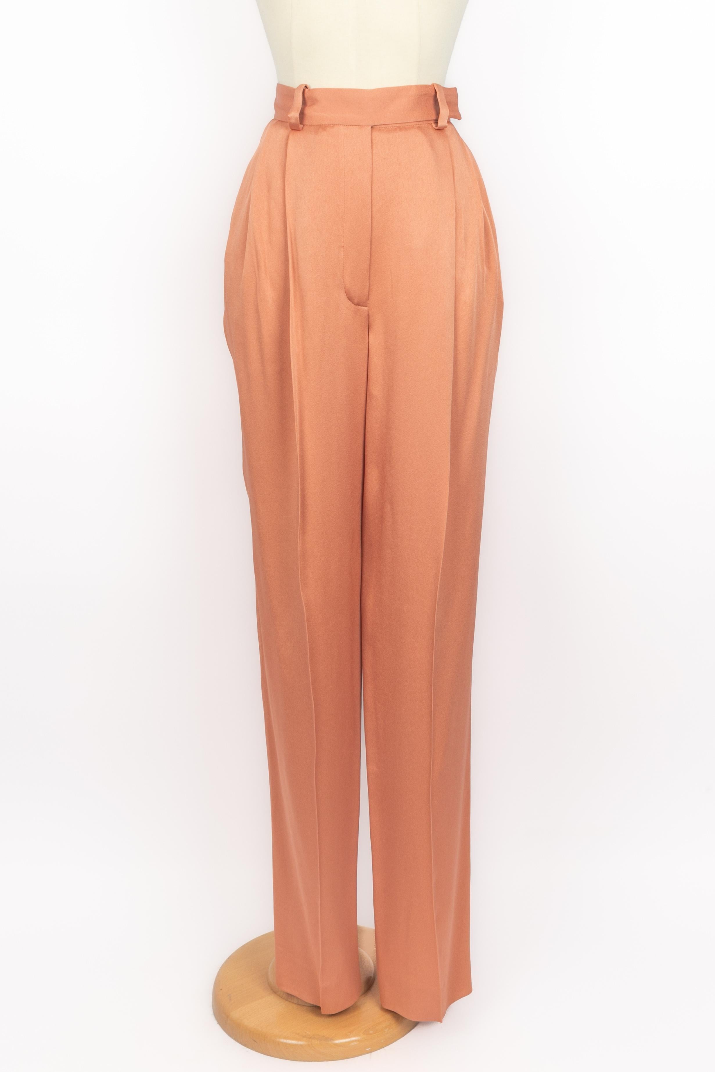 LANVIN - Pantalón con pinzas de satén rosa viejo. Dos bolsillos laterales en la parte delantera y dos bolsillos en la parte trasera. Talla 36FR.

Estado:
Muy buen estado

Dimensiones:
Talla: 35 cm - Longitud: 113 cm

SKU:FJ198