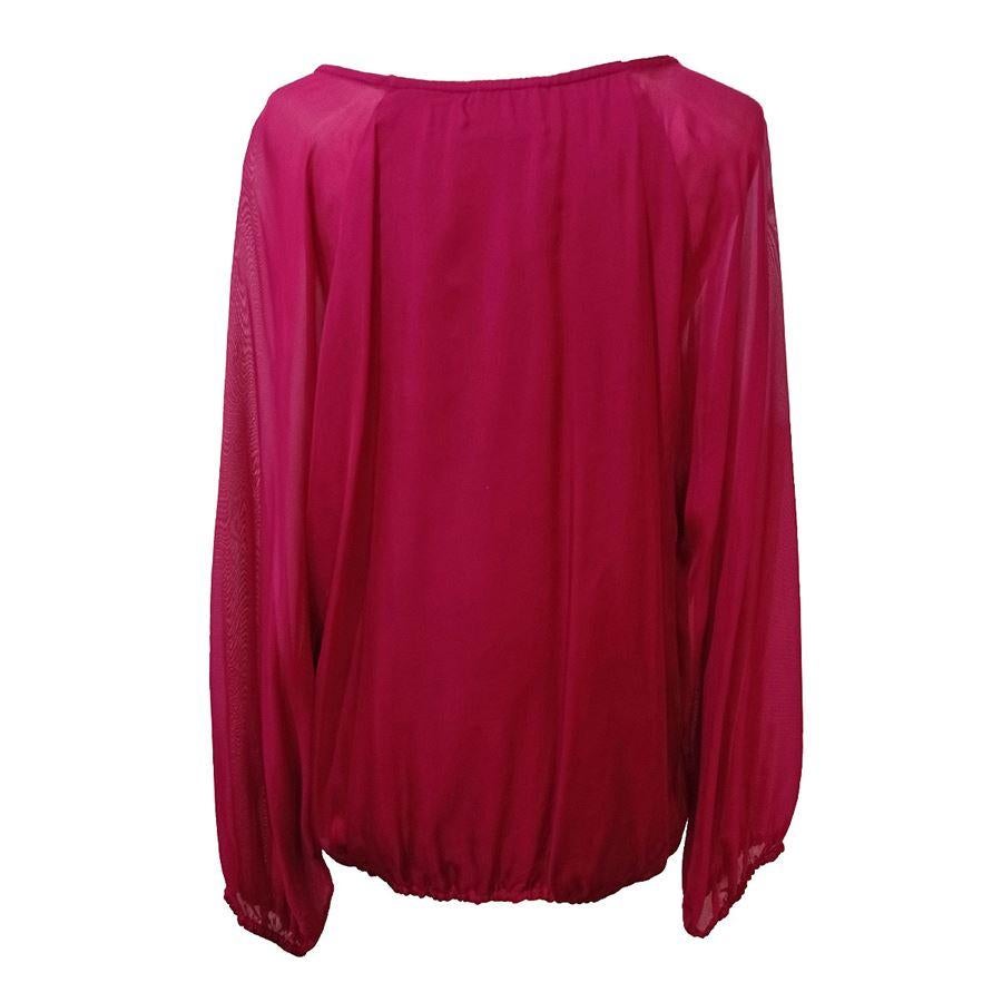 Silk
Cherry red color
Boat neckline with a fabric rose applied
Wide and transparent long sleeve
Elastic on the bottom
Maximum length cm 67 (26,37 inches)
Worldwide fast shipping included in the price !
