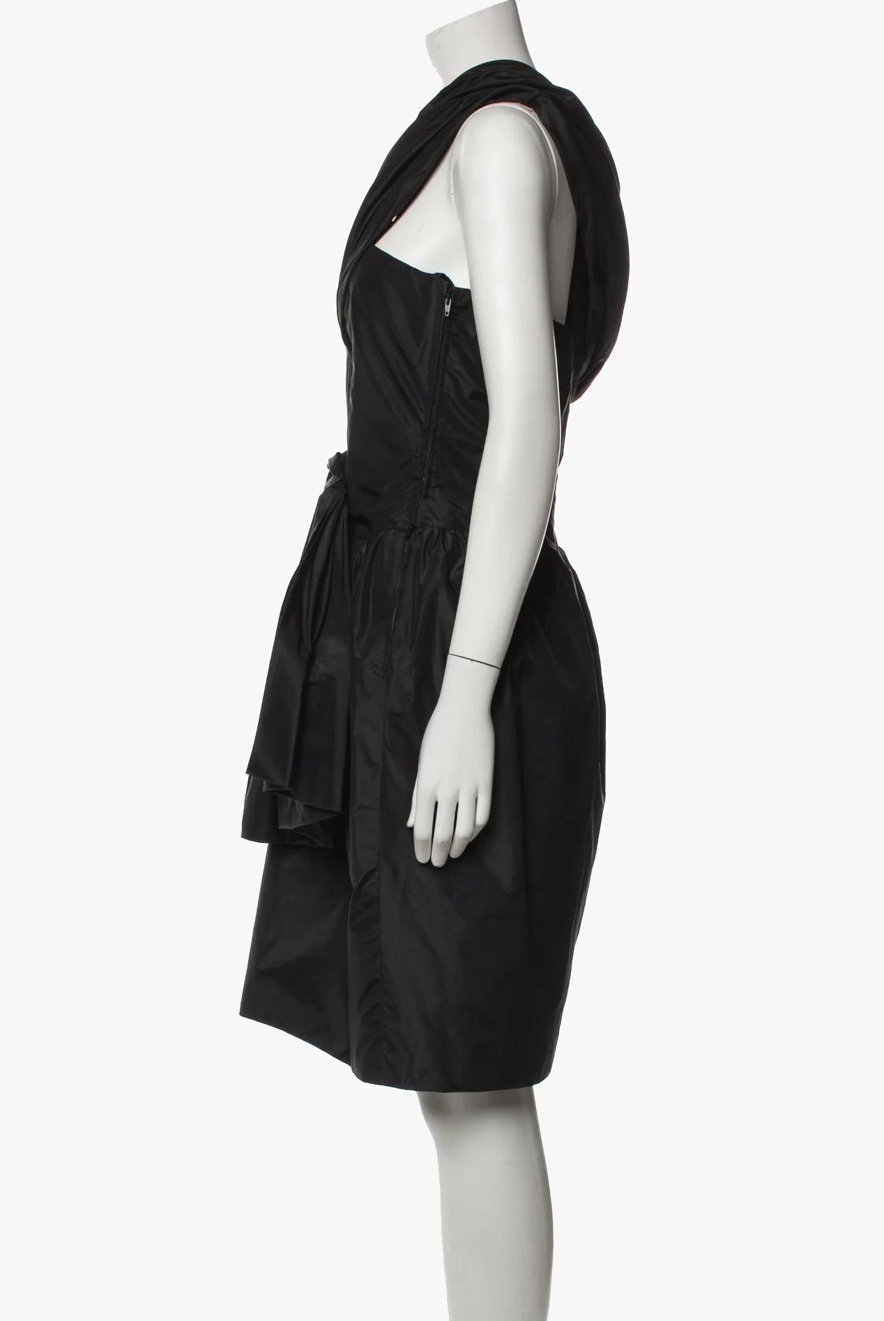 Schwarzes Seidenkleid von Lanvin

Ärmellos mit einer Schulterpartie

Verdeckter Reißverschluss an der Seite

Größe - L, FR40

Taille: 29″ / 73,5 cm

Hüfte: 39″ / 99 cm

Länge: 31″ / 78 cm

Stoff - 100% Seide; Kombination 55% Acetat, 45%