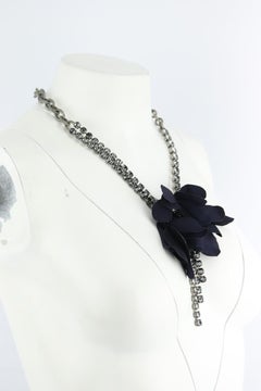 Collana a catena con fiori di seta e cristalli di Lanvin