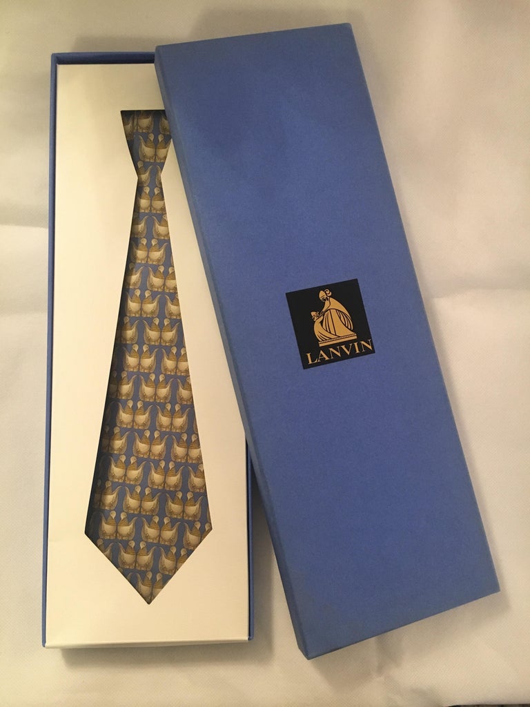 Very nice LANVIN  silk printed blue / golden color with birds Tie, new condition!

Superb LANVIN tie
Dominant colors: Blue & Gold
Reason: Birds
Material: 100% Silk
Condition: new
Packaging: Original box