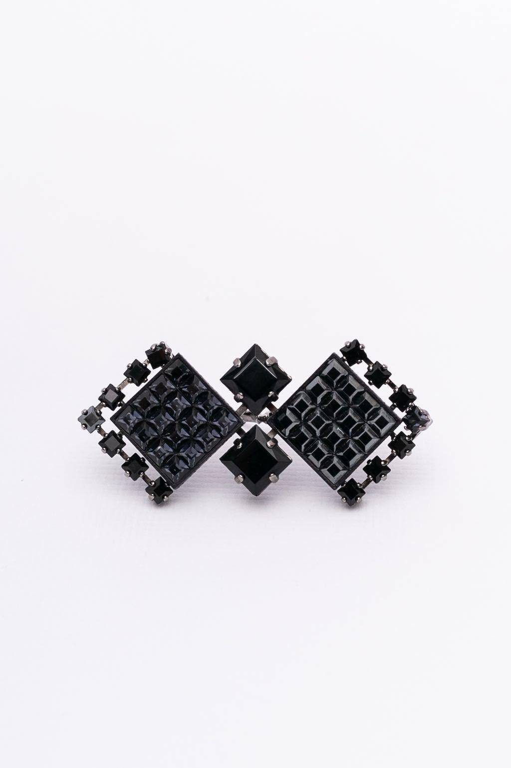 LANVIN (Made in France) Doppelring aus dunklem, silbernem Metall, besetzt mit Strasssteinen.

Bedingung:
Sehr guter Zustand

Abmessungen:
Größe 56 - Ornament: 6,5 cm (2,56 Zoll) x 3 cm (1,18 Zoll)

SKU:BG11