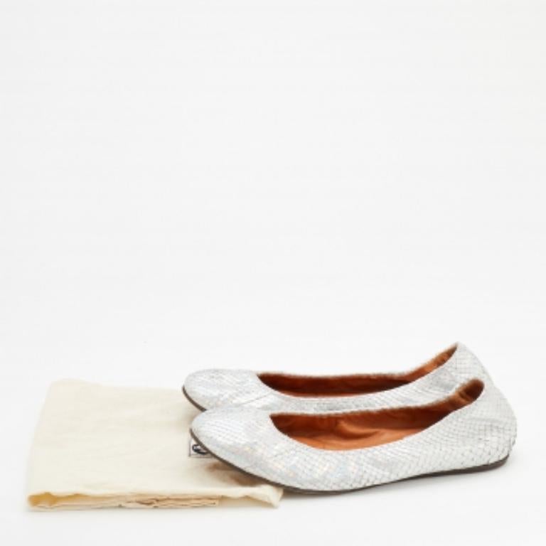 Queste ballerine di Lanvin daranno un tocco chic al tuo abbigliamento. Sono state create utilizzando pelle di serpente argentata in rilievo all'esterno. Sono caratterizzate da un facile stile slip-on. Resta comodo tutto il giorno con queste