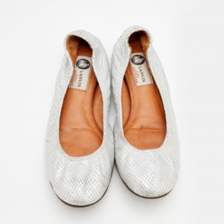Lanvin Ballerine in pelle goffrata con pelle di serpente argento misura 38 In condizioni discrete in vendita a Dubai, Al Qouz 2
