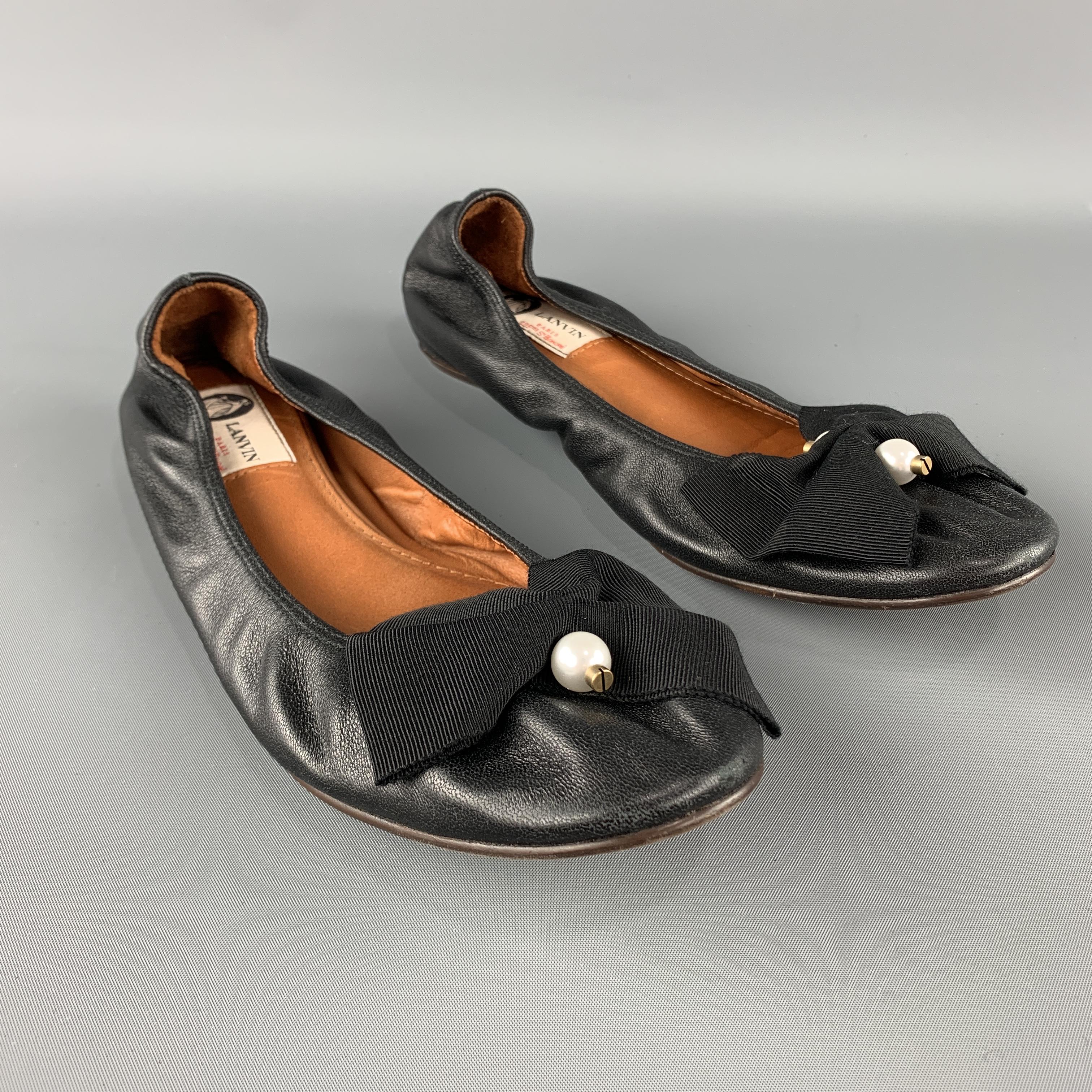 Vintage LANVIN Ballet Flats comes in a black tone in a solid leather material, with a rounded toe, and a bow and pearl embellishments.
 
Very Good Pre-Owned Condition.
Marked: No Size
 
Outsole: 10.5 x 3.5 in.
