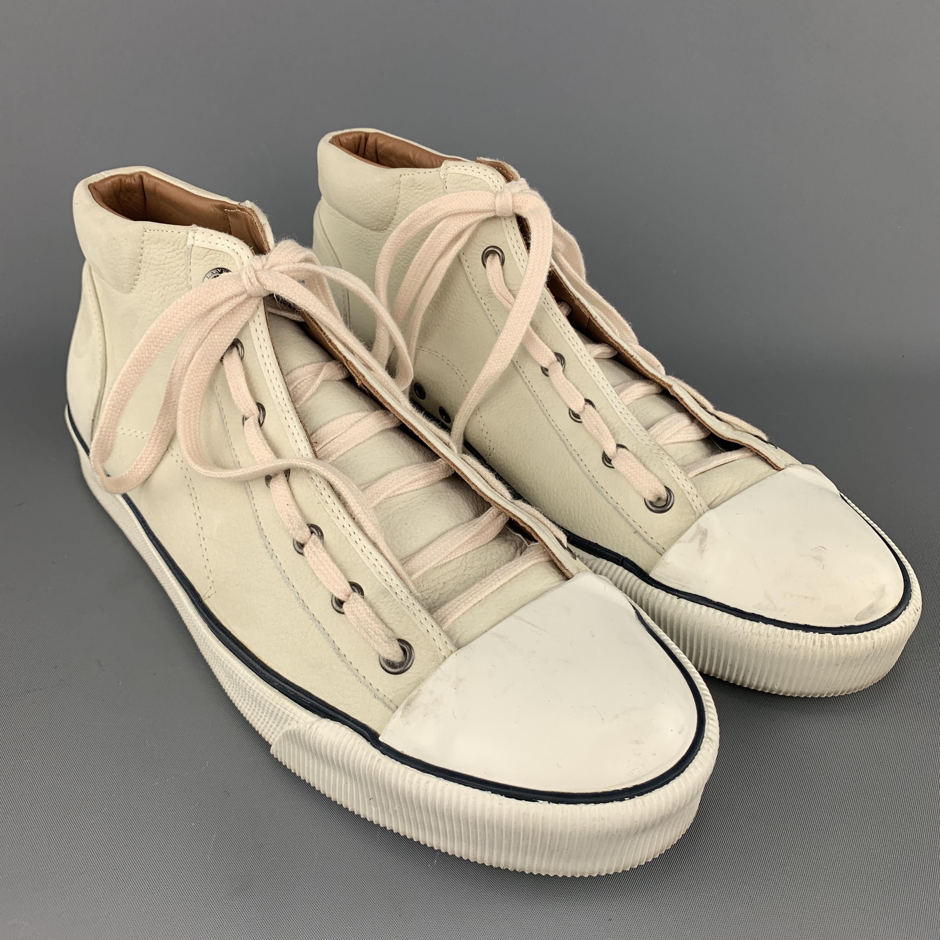 Lanvin sneakers come in creamy beige textured leather with a white rubber toe cap and pink laces. Made in Spain.
 

Very Good Pre-Owned Condition.
Marked: UK 10

Outsole: 12 x 4 in.