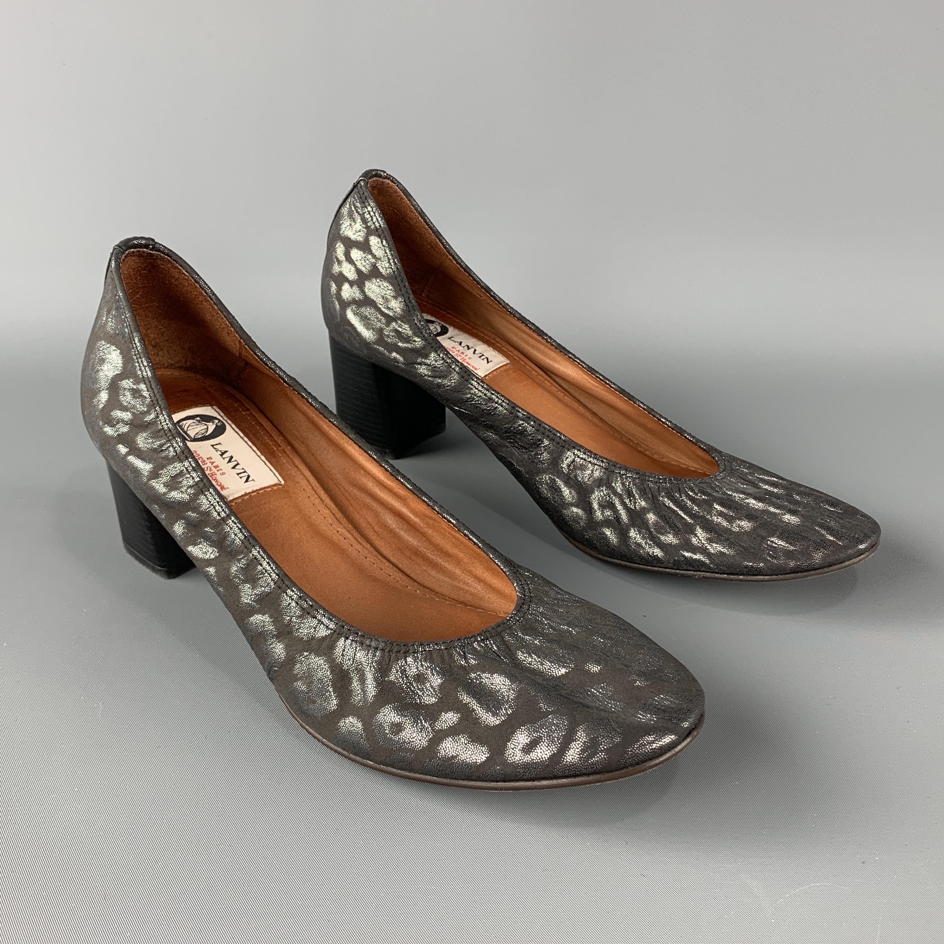 Vintage LANVIN Pumps comes in grey tones in an animal print  jacquard material, with a stacked heel. Made in Portugal.
 
Excellent Pre-Owned Condition.
Marked: IT 42
 
Measurements:
 
Heel: 2.2 in.