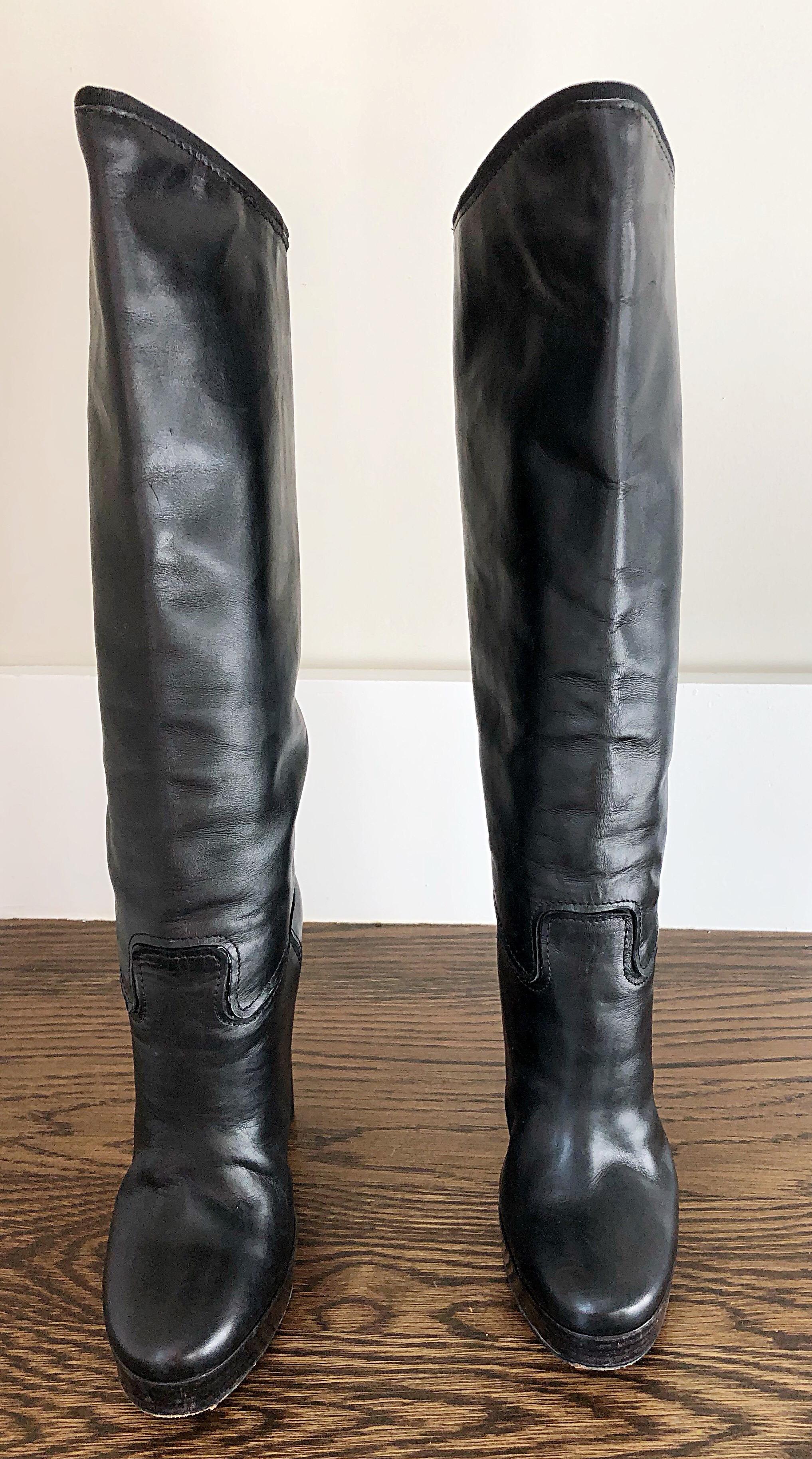 Stylish LANVIN Size 35 / US 5 black leather stacked high heel knee high boots! Perfect everyday boots that can easily be dressed up or down. Comfortable stacked heel. Great with jeans, a dress, or a skirt. In good condition.
Made in Italy
Marked