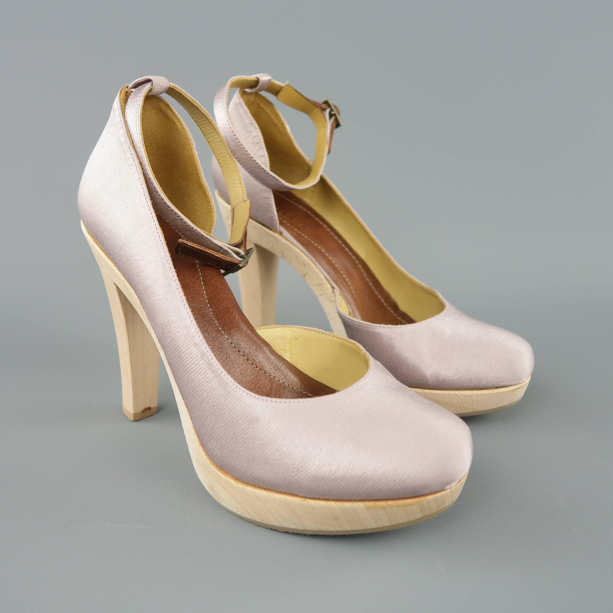 LANVIN pumps come in lavender satin with a brown leather detailed ankle strap and wooden platform.
 
Excellent Pre-Owned Condition.
Marked: IT 36
 
Measurements:
 
Heel: 4 in.
Platform: 0.75 in.
