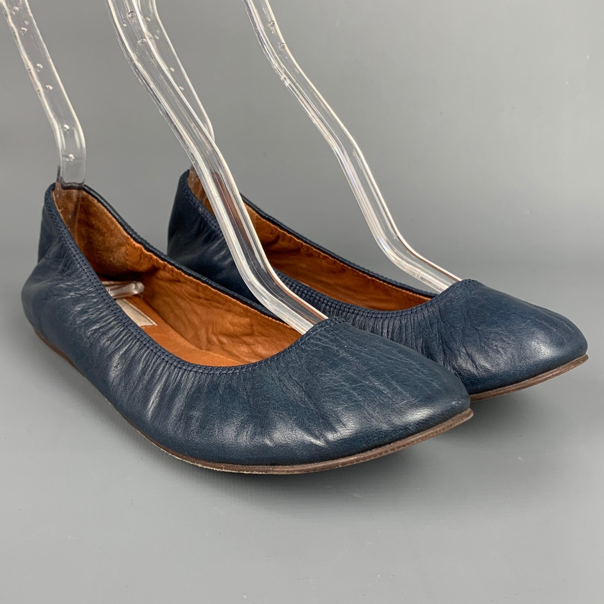 LANVIN flats comes in a blue leather featuring a ballet style and a wooden sole. Made in Portugal. 

Good Pre-Owned Condition. Minor wear throughout.
Marked: EU 37

Measurements:

Outsole:

9 in. x 3 in. 