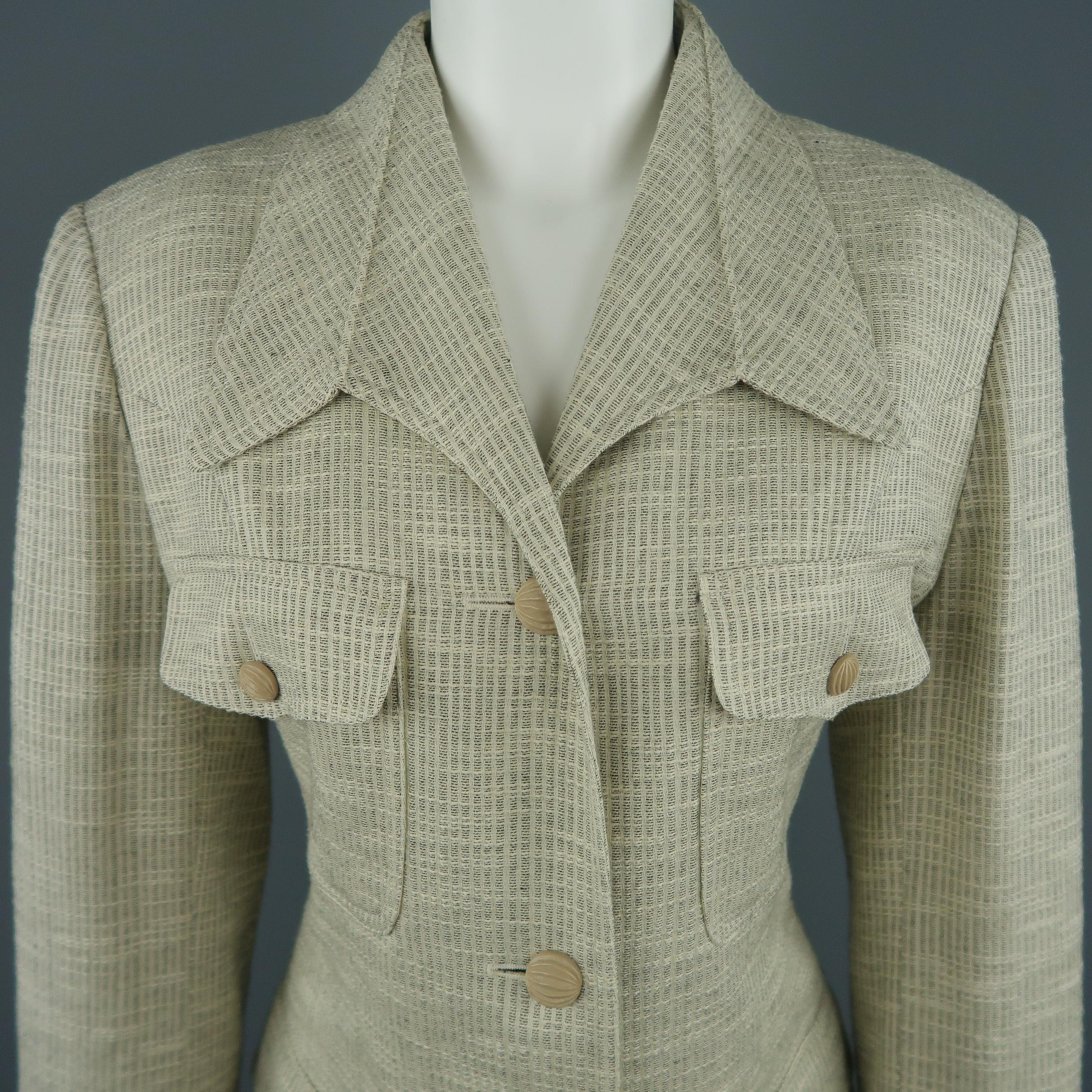 Vintage LANVIN Jacke aus beigefarbenem, strukturiertem Stoff mit abwärts gerichtetem Kragen, drei Knöpfen, einreihiger Vorderseite, aufgesetzten Klappentaschen und beigen, strukturierten Knöpfen.
 
Ausgezeichneter Pre-Owned Zustand.
Gezeichnet: FR