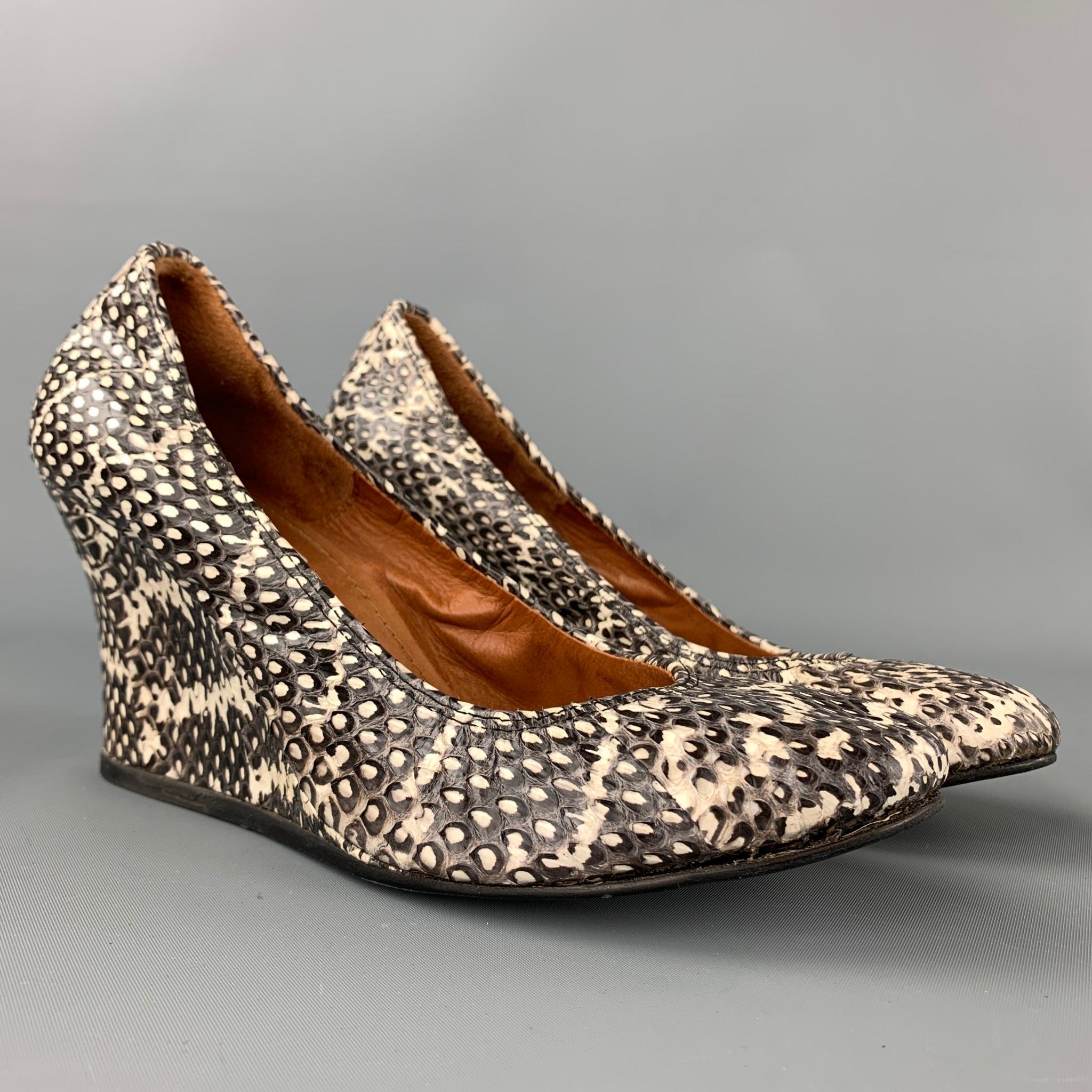 LANVIN pumps comes in a grey & white snake skin featuring a wedge heel. 

Good Pre-Owned Condition.
Marked: 38

Measurements:

Heel: 3.5 in. 