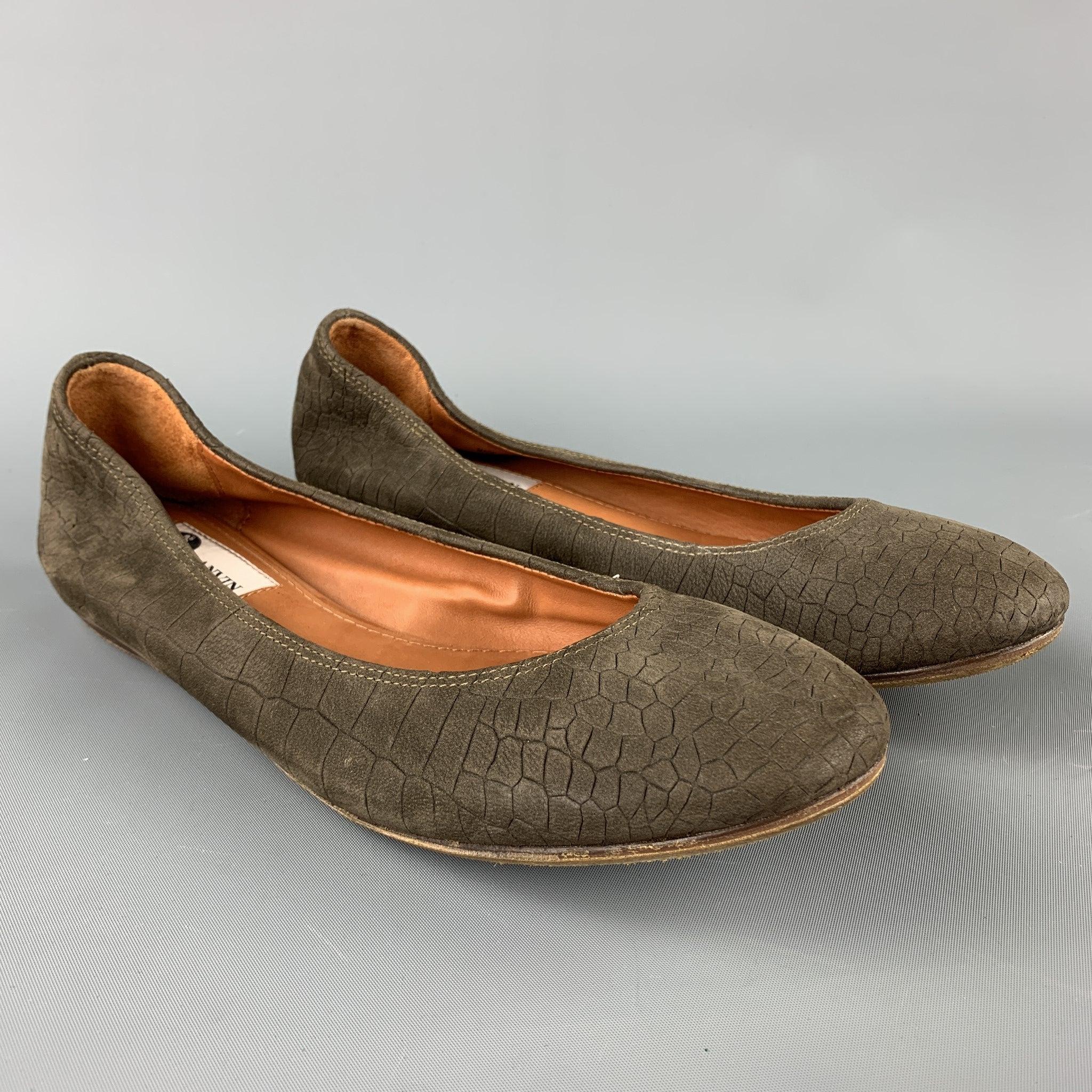 LANVIN flats comes in a taupe embossed suede featuring a ballerina style. Comes with box. Made in Portugal.Very Good
 Pre-Owned Condition. 
 

 Marked:  38Outsole: 9.5 inches x 3 inches 
  
  
  
 Sui Generis Reference: 104390
 Category: Flats
 More