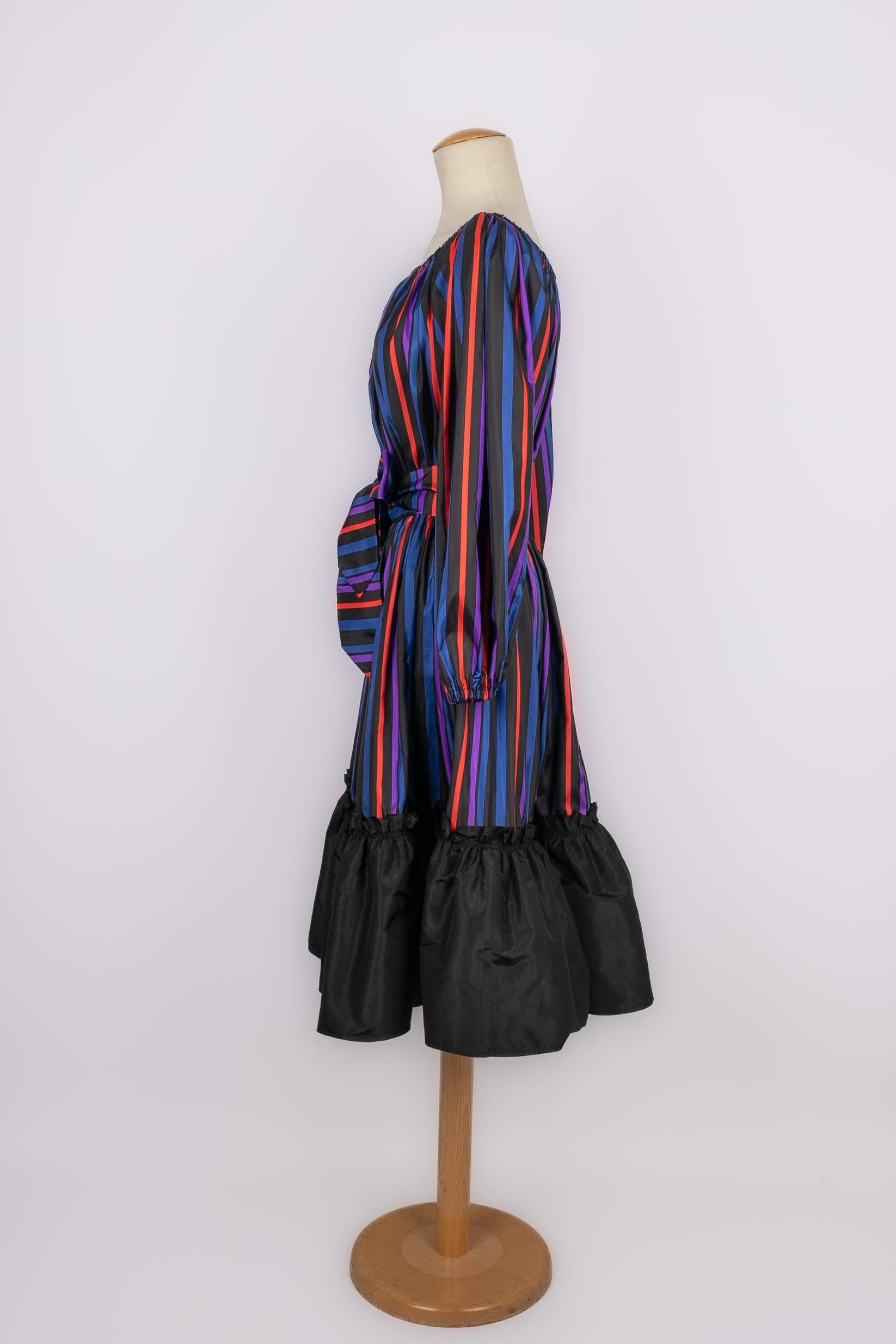Lanvin - (Made in France) Abito in taffetà multicolore a righe. Non è indicata la taglia, ma si adatta a una 36FR.

Informazioni aggiuntive:
Condizioni: Ottime condizioni
Dimensioni: Petto: 50 cm - Vita: 31 cm - Lunghezza maniche: 58 cm - Lunghezza: