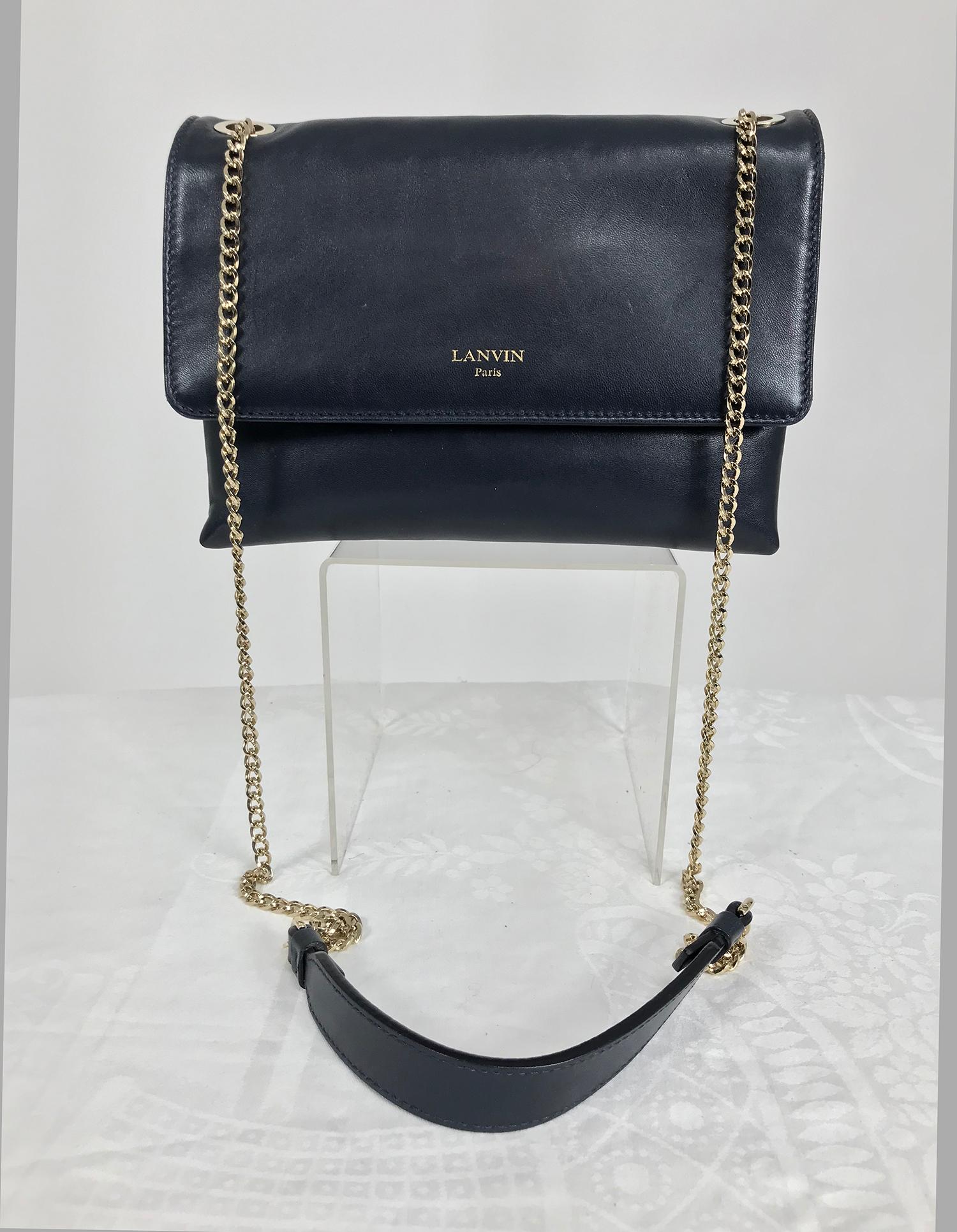 Mini sac Lanvin en cuir d'agneau souple lisse bleu marine avec matériel doré. Ce magnifique sac est doté d'un rabat frontal estampillé Lanvin Paris:: d'une anse en chaîne et d'une bandoulière en cuir sur le dessus. Le sac est 
divisé en deux