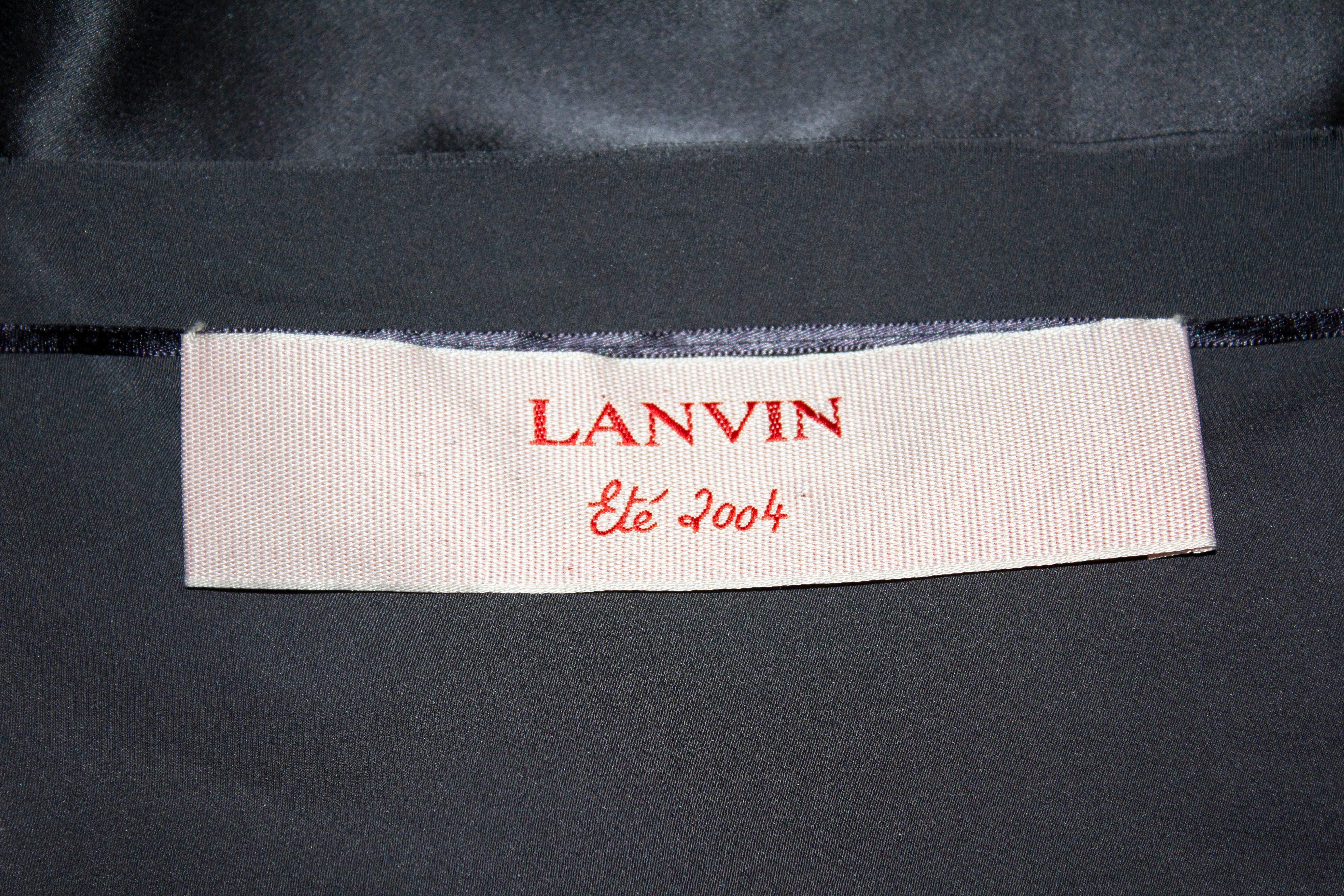 Une jupe en soie chic pour l'été par Lanvin, été 2004. La jupe n'est pas doublée et présente des plis à l'ouverture. Elle se ferme à l'aide d'un gros crochet et de fermetures éclair. Les bords bruts sont intentionnels mais pourraient bien sûr être