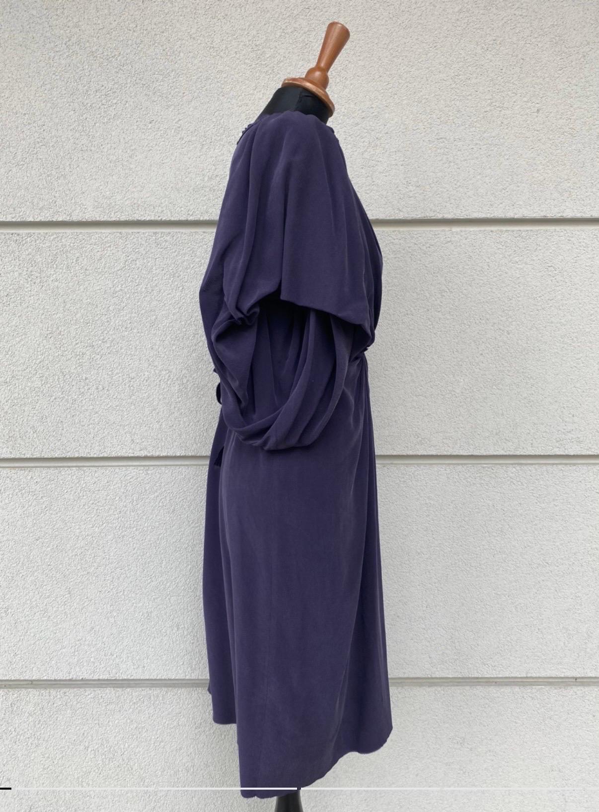 Robe midi Lanvin, été 2007.
Taille 40 en France (44 en Italie) en soie lavée comme indiqué sur l'étiquette, en violet avec des manches très larges. Doté d'une ceinture à la taille toujours dans la même matière, le bas de la robe est brut, mesures :
