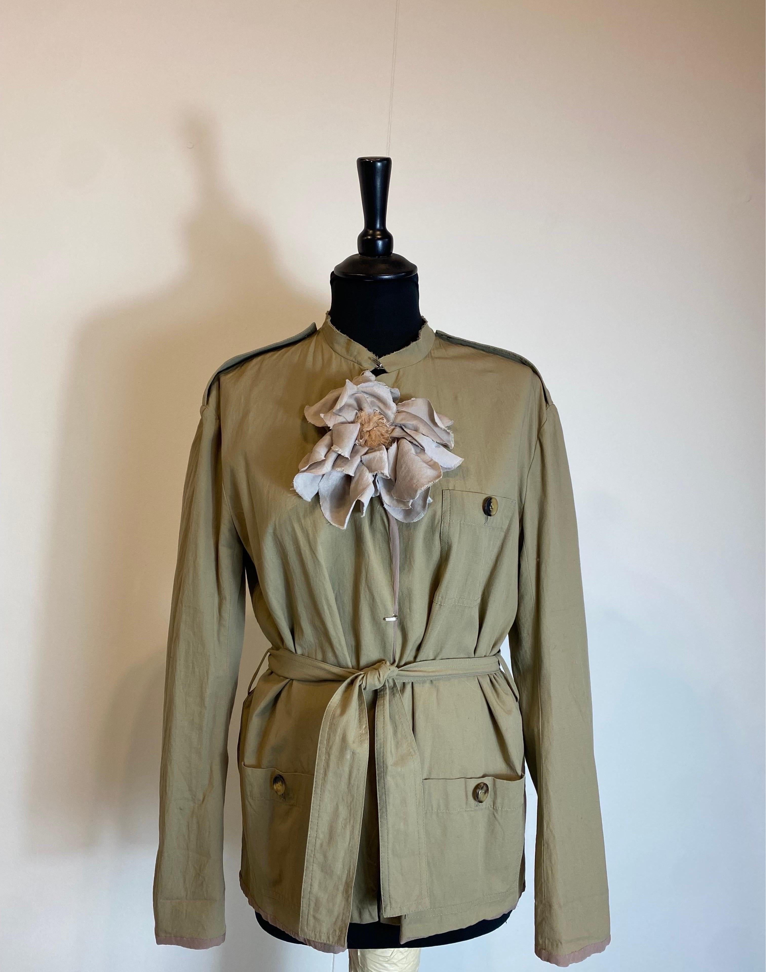Lanvin blazer.
Summer 2011 collection.
Made of cotton. Silk lined.
Hook closure.
The size label is missing. 
It fits an Italian 42/44.
Shoulders 44 cm
Bust 52 cm
Length 70 cm
Sleeve 60 cm
In good general condition, with signs of normal use and some
