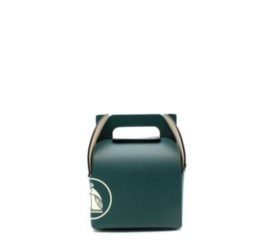 Borsa Tote Happy Box Logo in pelle verde acqua di Lanvin
 
 - Esterno in pelle verde acqua scuro e interno a contrasto color avorio
 - Forma ispirata ai cestini per il pranzo 
 - Stampa del logo sul lato
 - Tracolla staccabile
 - Chiusura magnetica