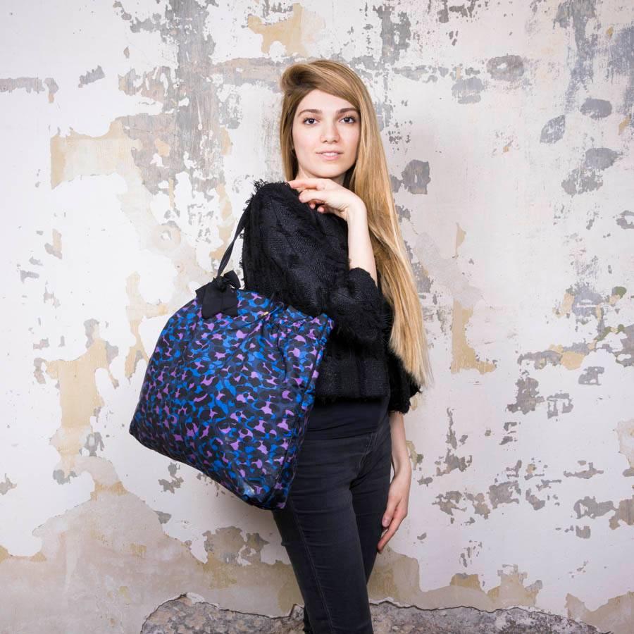 Lanvin tote bag printed blue, purple, black fabric with black satin cotton canvas lining and two pockets, one zipped. 

Worn by hand or on shoulder. On the handle there is the famous piece 'Jeanne Lanvin'.

Composition 100% polyester. Made in