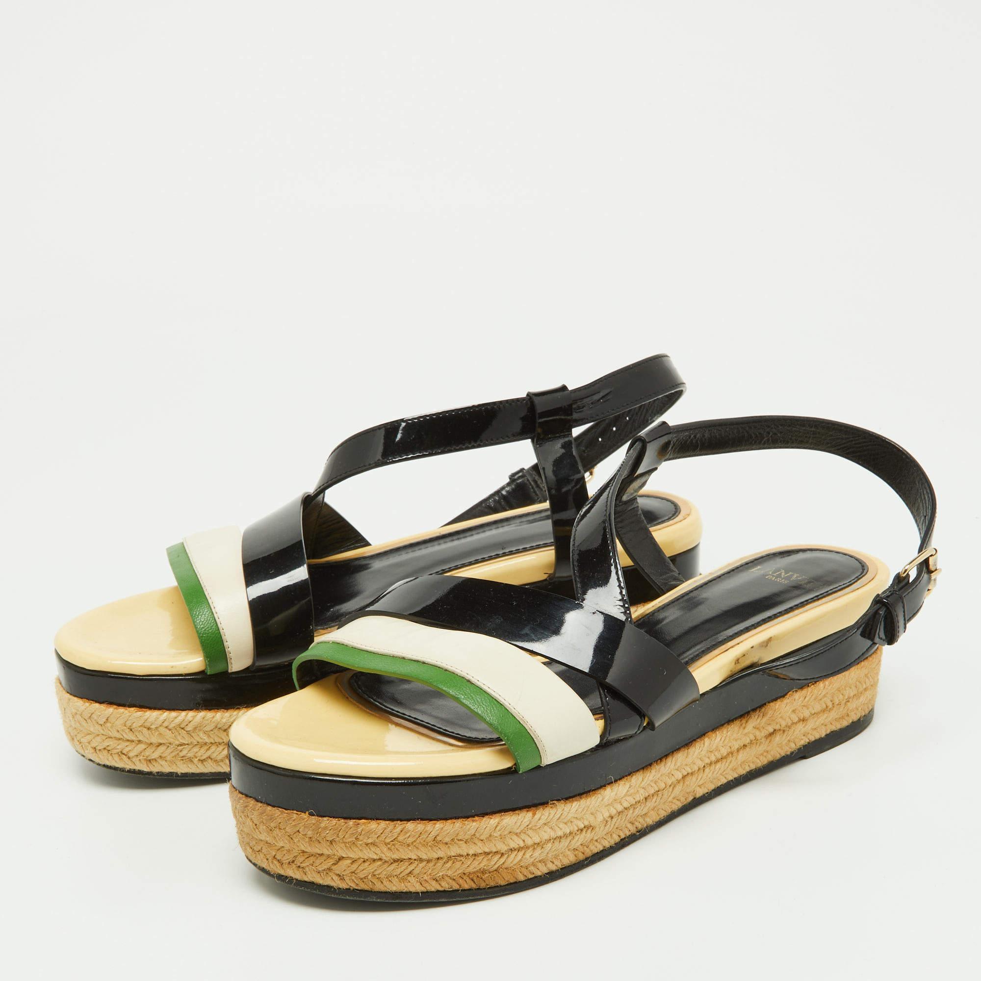 Diese Sandalen sind schick und modern. Gefertigt aus hochwertigen MATERIALEN werden diese Schuhe Ihre Füße luxuriös umrahmen und Ihren Tag mit mutigen Schritten füllen.