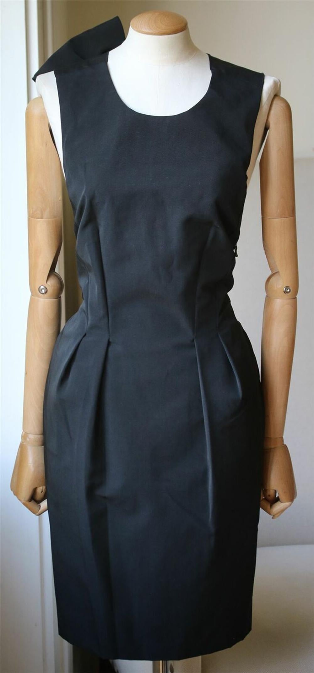 Sleeveless a-line dress in black. Crewneck collar. Oversized bow at open back. Silk satin lining. Zip closure at side. Tonal stitching. Body: 51% polyester, 49% cotton. Lining: 100% silk. Made in France. Colour: black.

Size: FR 36 (UK 8, US 4, IT