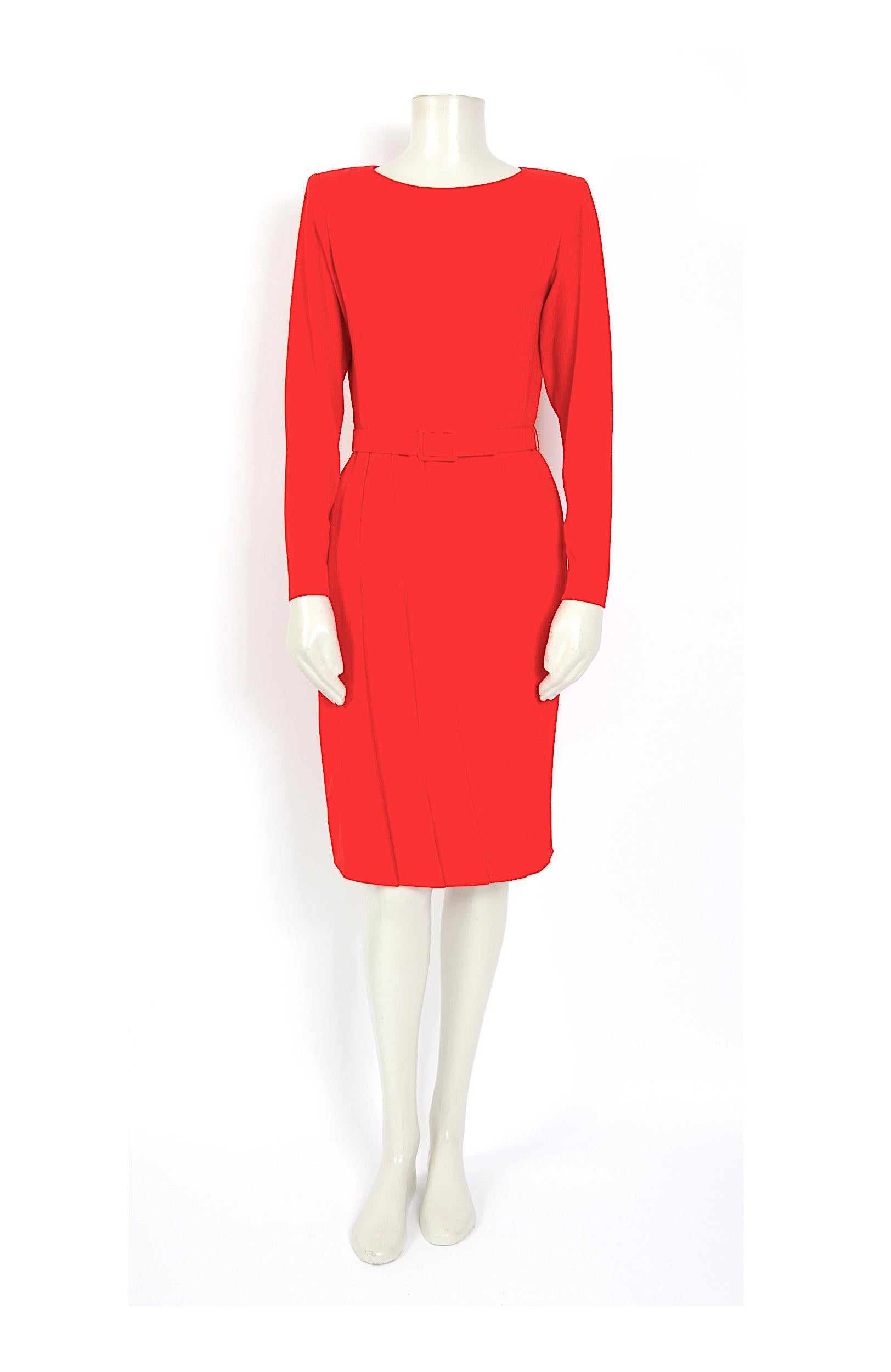 Jolie robe en crêpe rouge corail à jupe plissée de Lanvin, accompagnée d'une ceinture assortie.
Réalisé dans un mélange de 10% laine - 45%cupro - 30%acétate - 
La robe est entièrement doublée d'une matière 100 % soie
Fabriqué en France  - 
Taille
