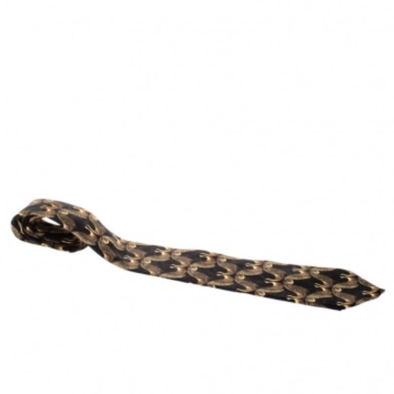 Cette cravate de Lanvin est un gage de luxe dans le choix de vos accessoires. Il est taillé dans de la soie et orné d'imprimés d'oiseaux en noir et or sur toute sa surface, ainsi que de l'étiquette de la marque au dos.