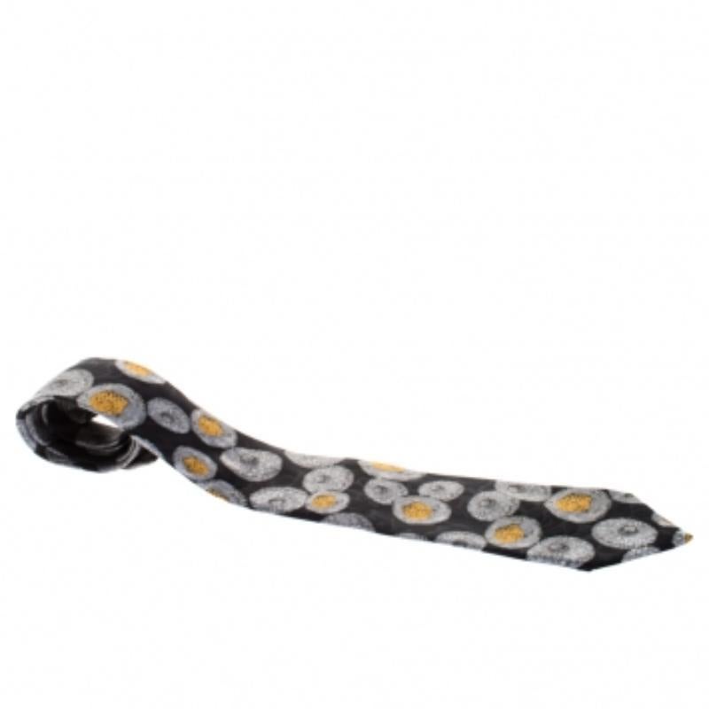 Tailored to perfection, this Lanvin tie is just what you need to make a good impression. Defined by its black color and floral prints, this tie is tailor-made for the modern man.