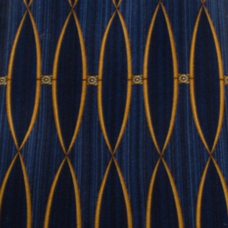 Cravatta in seta con stampa a motivo a reticolo blu vintage di Lanvin In condizioni buone in vendita a Dubai, Al Qouz 2