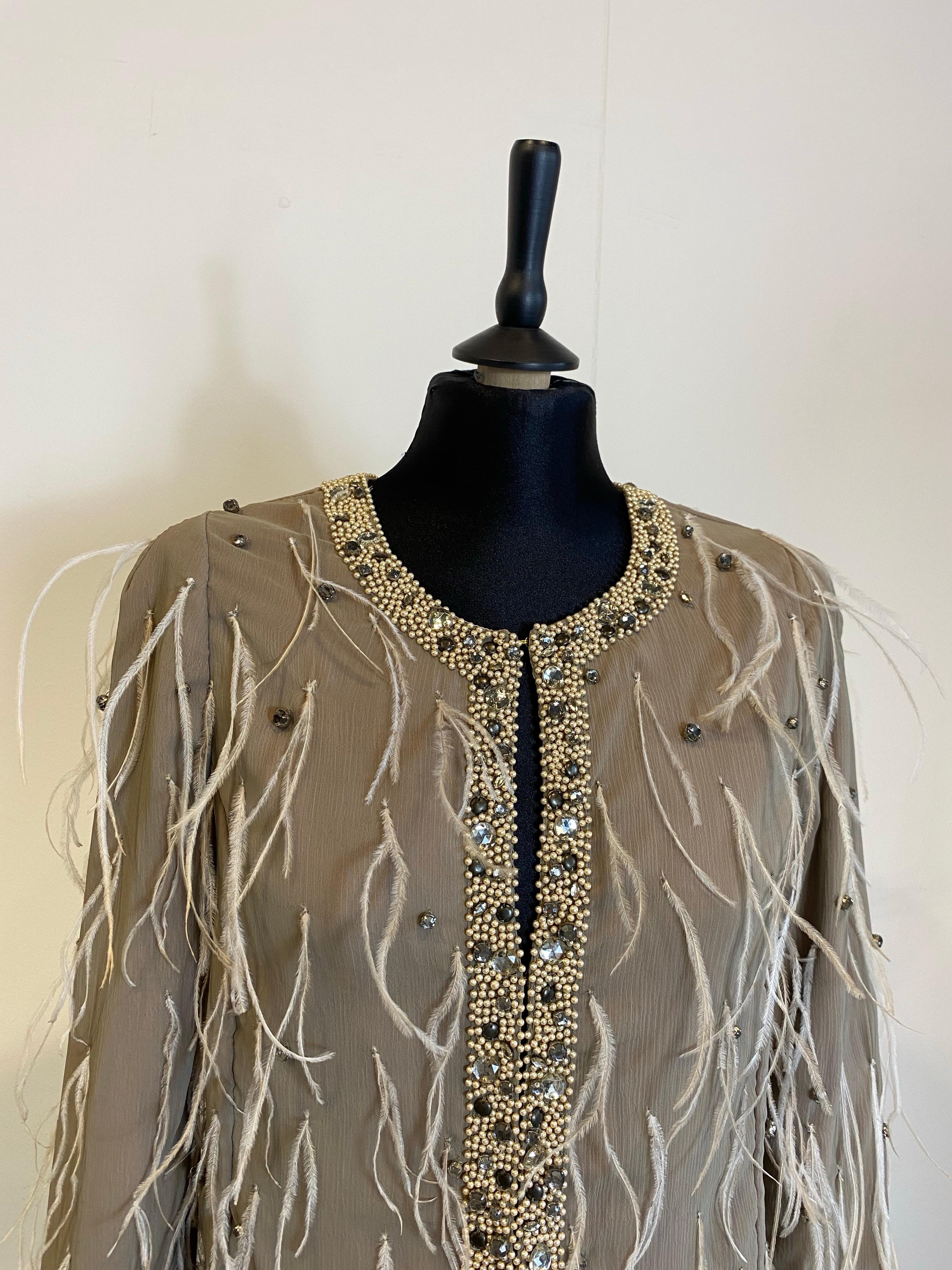 Giacca Lanvin.
Manca l'etichetta delle dimensioni e della composizione.
Pensiamo che sia seta, un materiale molto morbido.
Con piume e dettagli di perle.
Chiusura con ganci dorati nascosti.
Si adatta a una S internazionale.
Spalle 42 cm
Busto 42