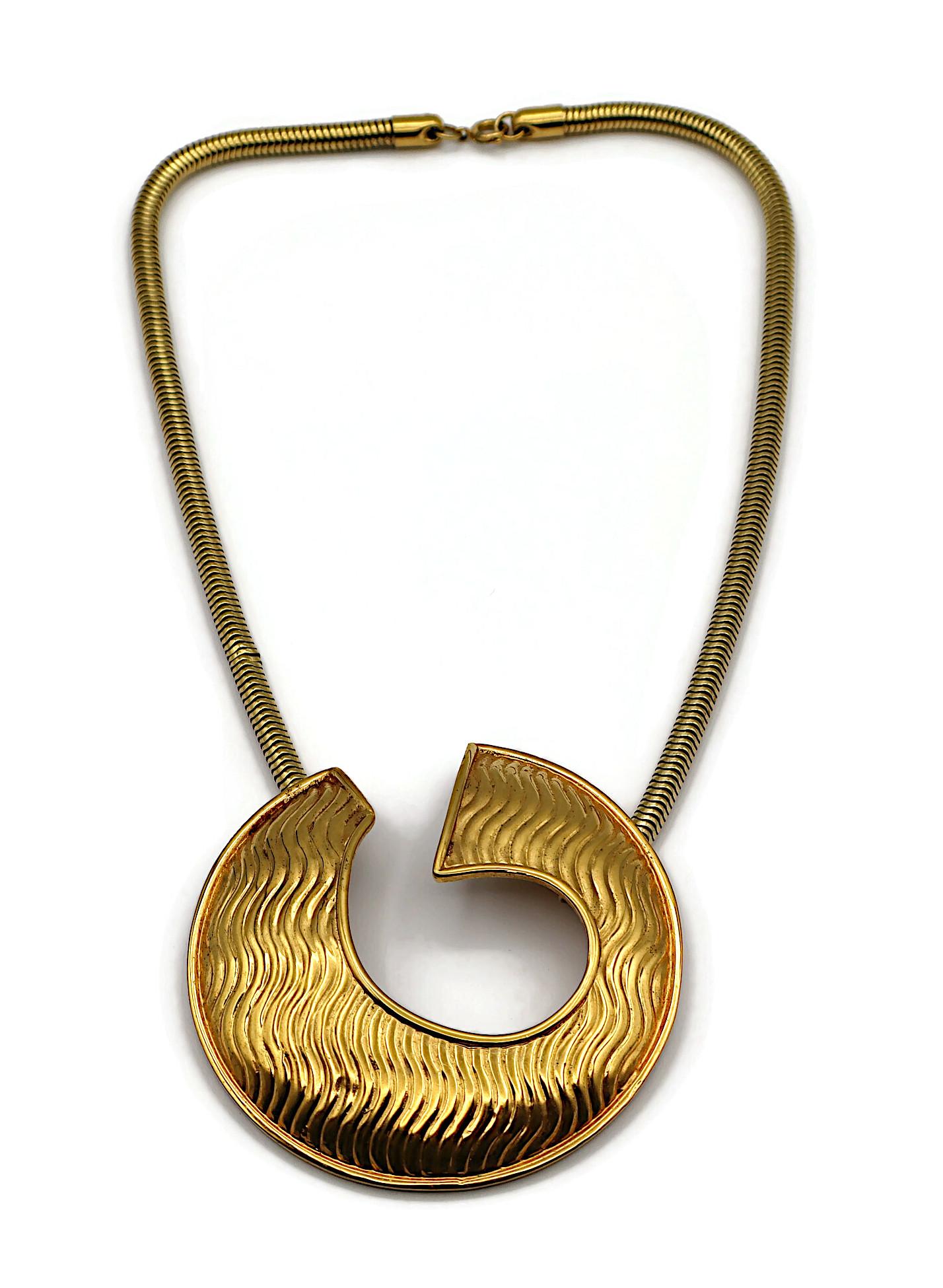 LANVIN Vintage Gold Tone Pendant Necklace In Good Condition For Sale In Nice, FR
