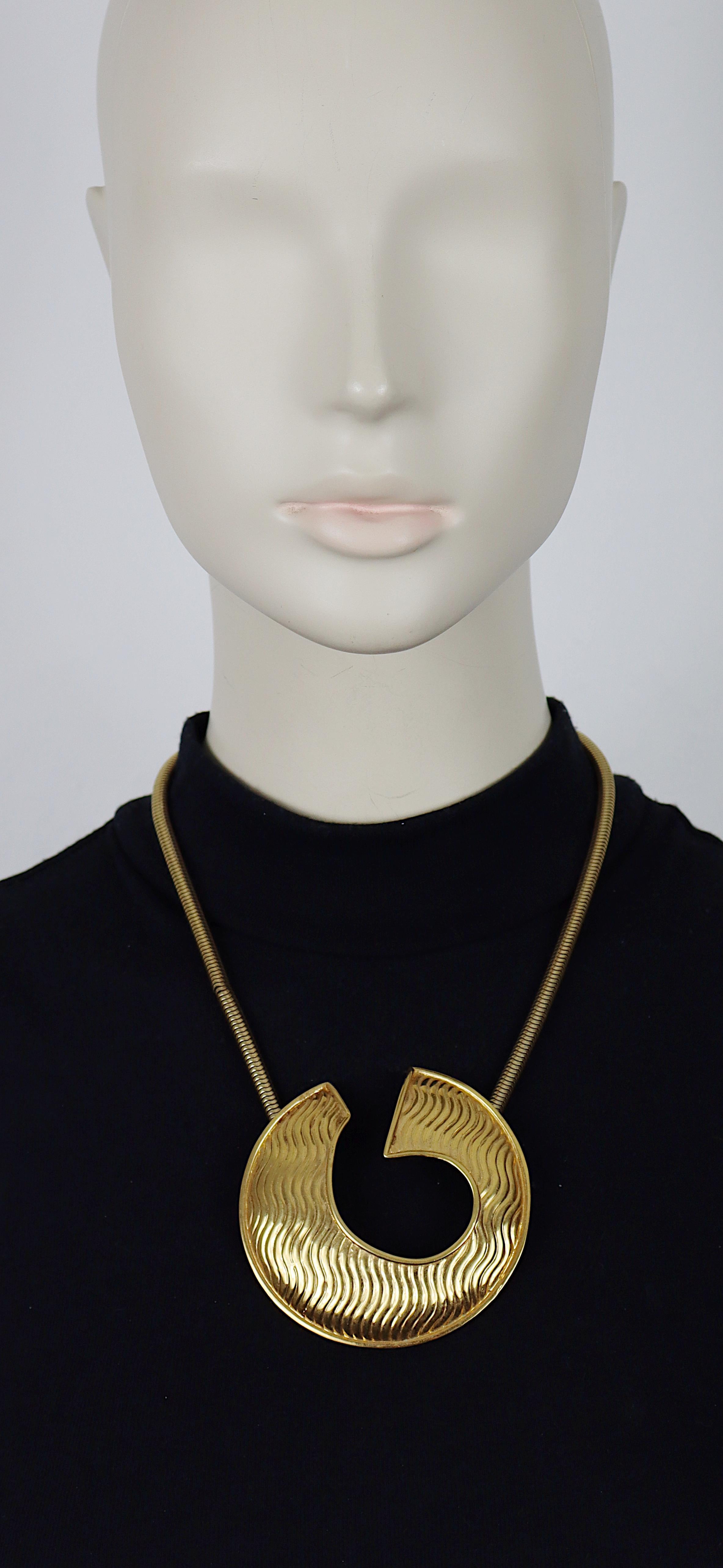 LANVIN vintage gold tone snake chain necklace featuring a large textured modernist pendant.

Spring clasp closure.

Embossed LANVIN PARIS.

Indicative measurements : length approx. 49 cm (19.29 inches) / pendant diameter approx. 7.6 cm (2.99