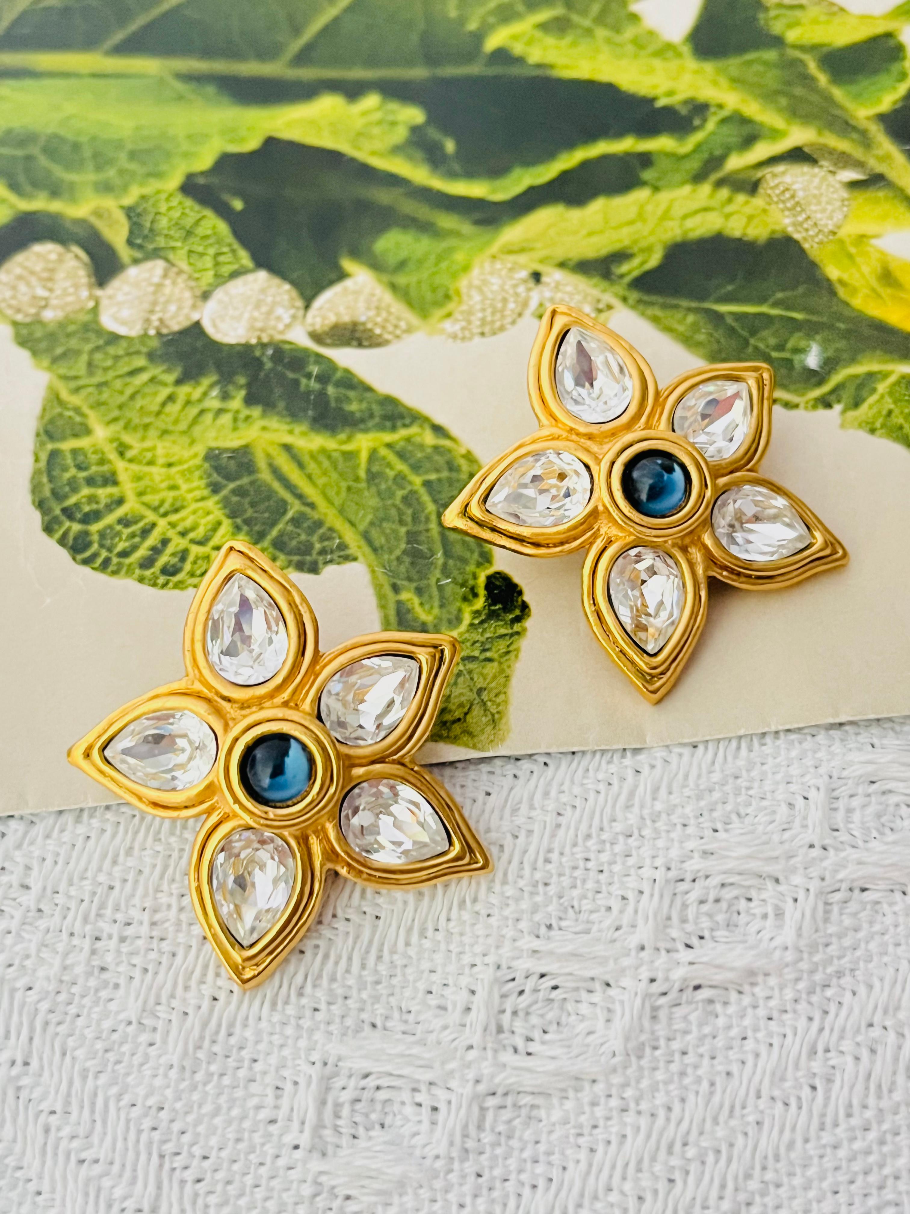 Lanvin Vintage Große Saphirblaue Marine Funkelnde Klare Kristalltropfen Blume Klotzige Aussage Elegante Clip-Ohrringe, Gold-Ton

Sehr guter Zustand. Sehr leichte Kratzer oder Farbverluste, kaum wahrnehmbar. 100% echt. 

Sehr schön. Selten zu finden.