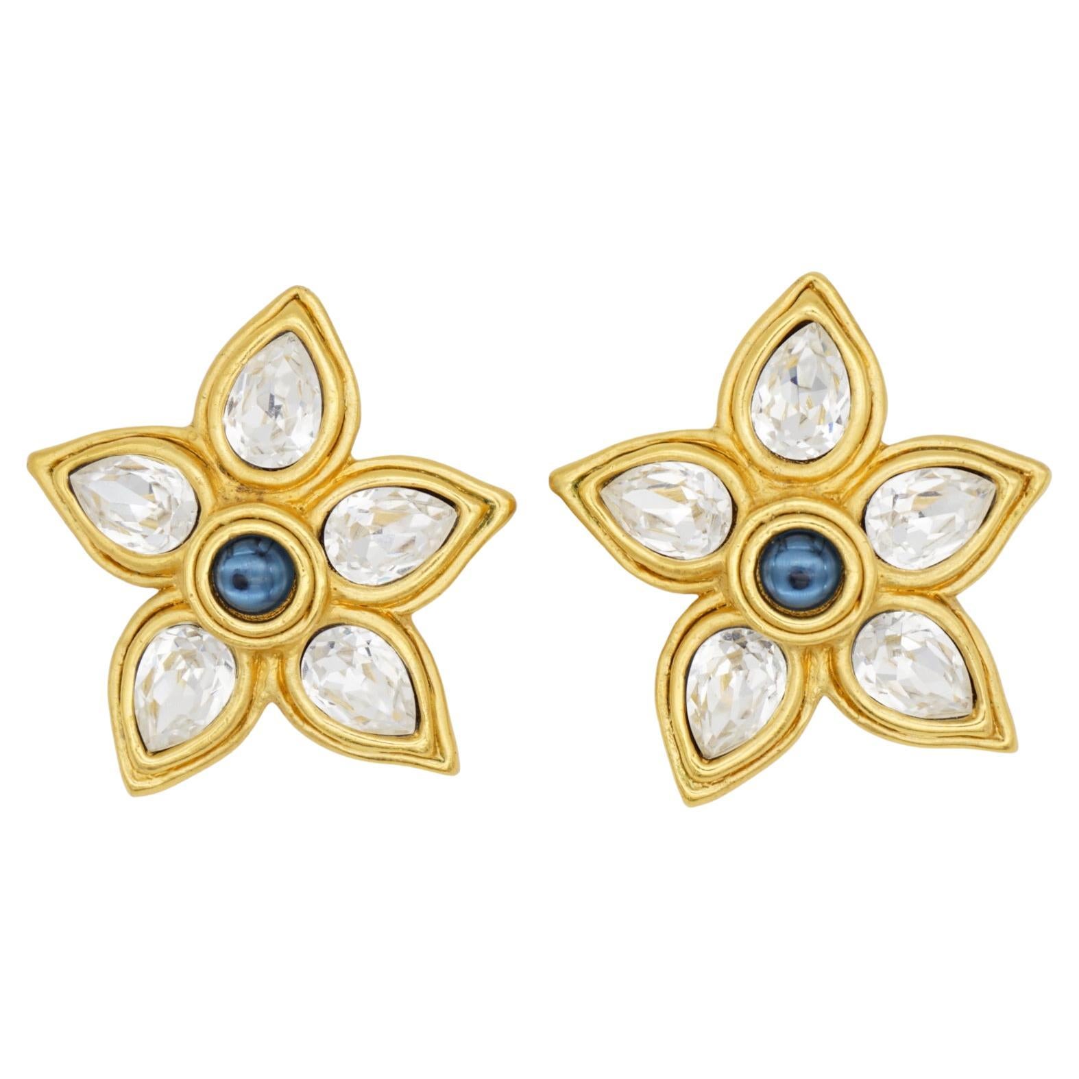Lanvin Vintage Große Saphirblaue Marine Funkelnde Klare Kristalltropfen Blume Klotzige Aussage Elegante Clip-Ohrringe, Gold-Ton

Sehr guter Zustand. Sehr leichte Kratzer oder Farbverluste, kaum wahrnehmbar. 100% echt. 

Sehr schön. Selten zu finden.