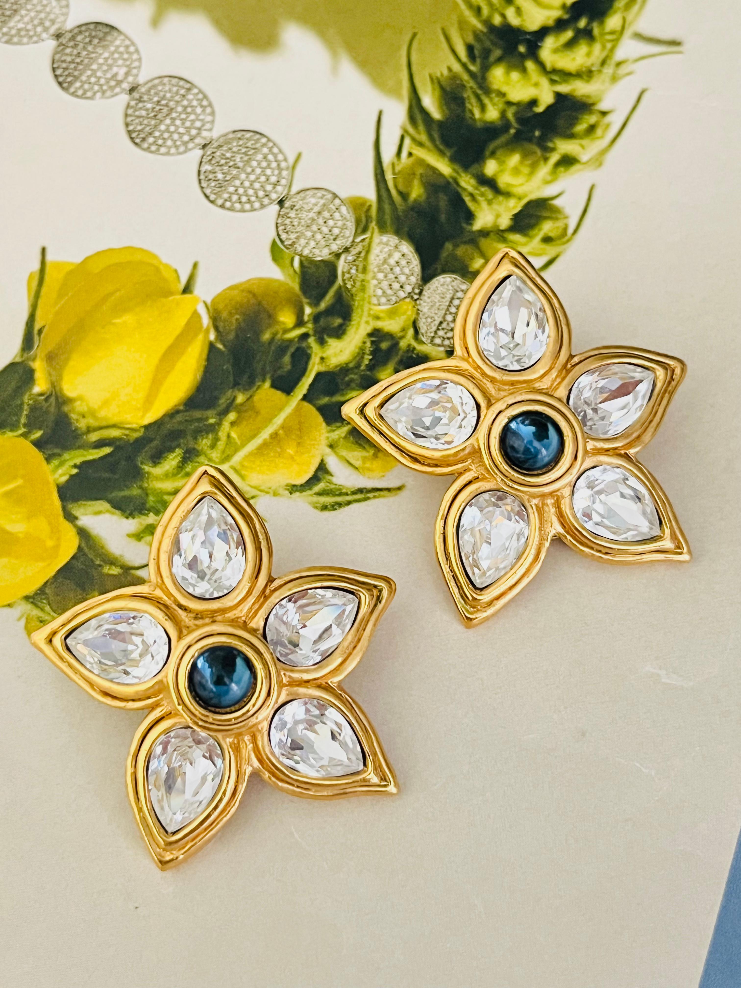 Lanvin Vintage Große tropfenförmige Blumenohrringe aus klarem Kristall mit Saphir und funkelndem Kristall im Zustand „Gut“ im Angebot in Wokingham, England