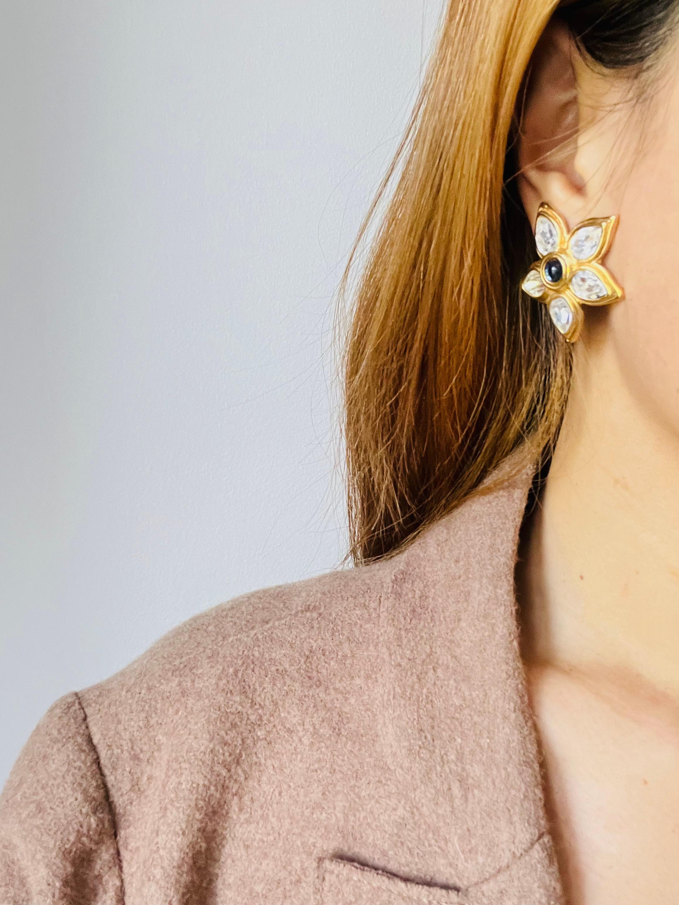 Lanvin Vintage Große tropfenförmige Blumenohrringe aus klarem Kristall mit Saphir und funkelndem Kristall für Damen oder Herren im Angebot