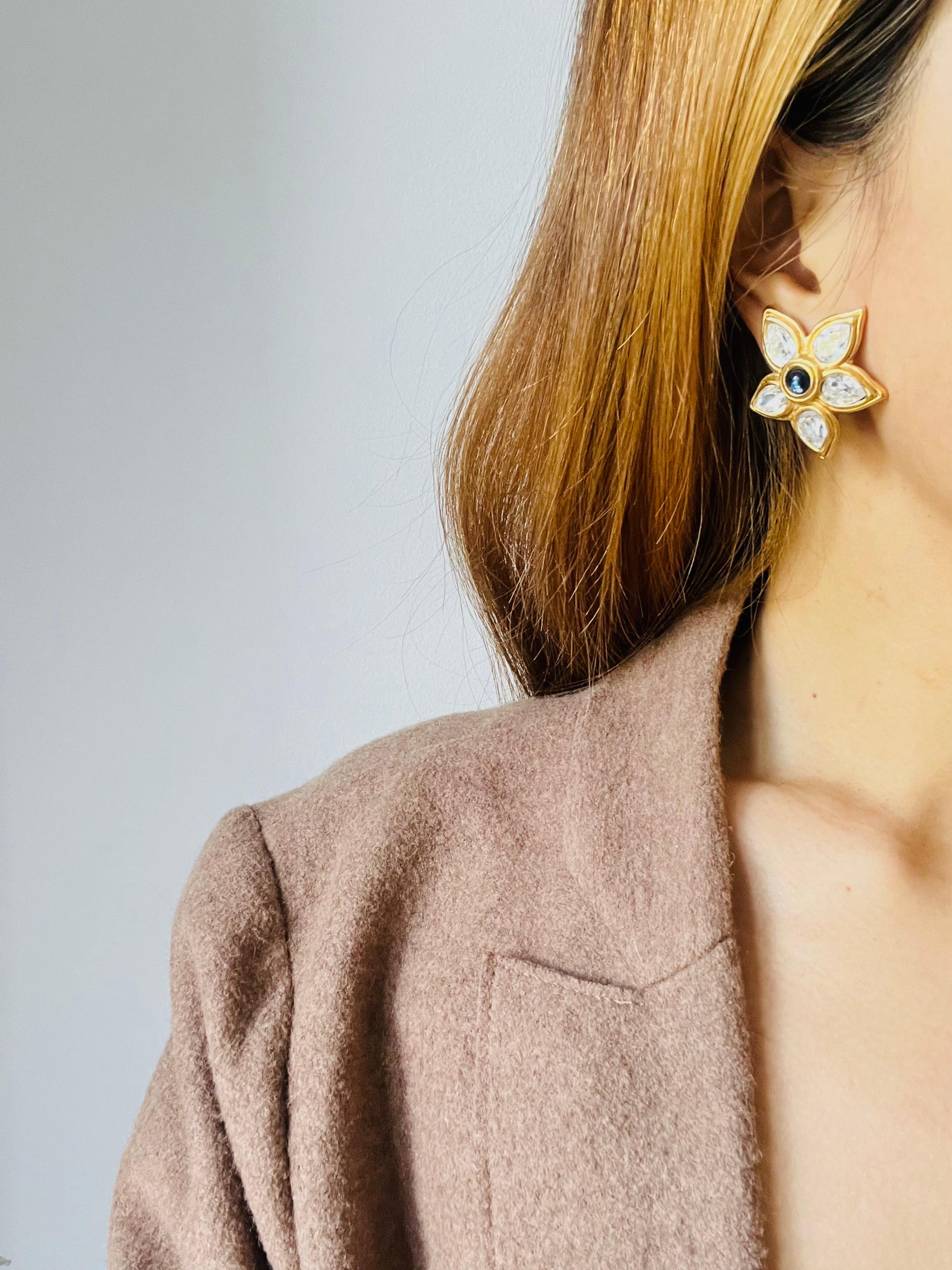 Lanvin Vintage Große tropfenförmige Blumenohrringe aus klarem Kristall mit Saphir und funkelndem Kristall im Angebot 1