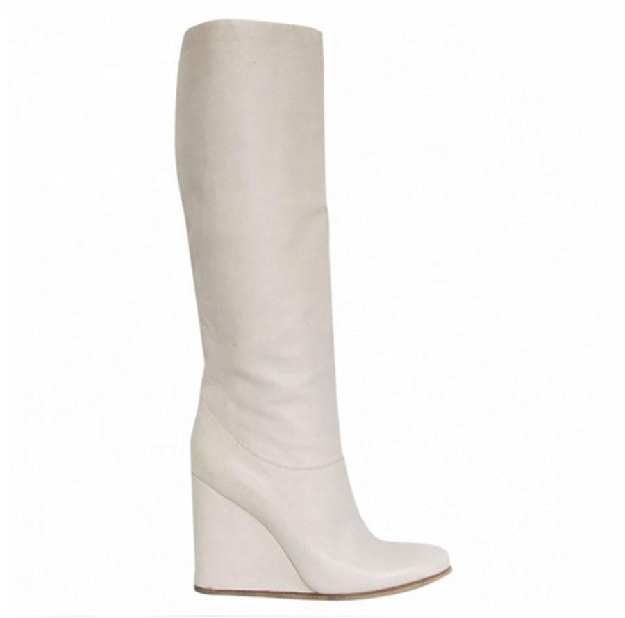 Beautiful pair of Lanvin wedge boots in beige lamb leather. The leather is in a very good quality. Size 38.5 (no trace of size). In very good condition. Some traces of wear on the boots.

The characteristics of the boots are as follows: Heel height: