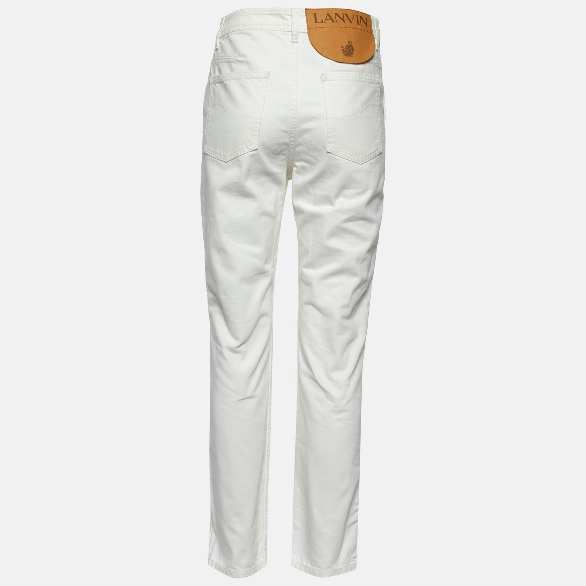 A good pair of jeans always makes the closet complete. This pair of jeans is tailored with such skill and style that it will be your favorite in no time. It will give you a comfortable  stylish fit.