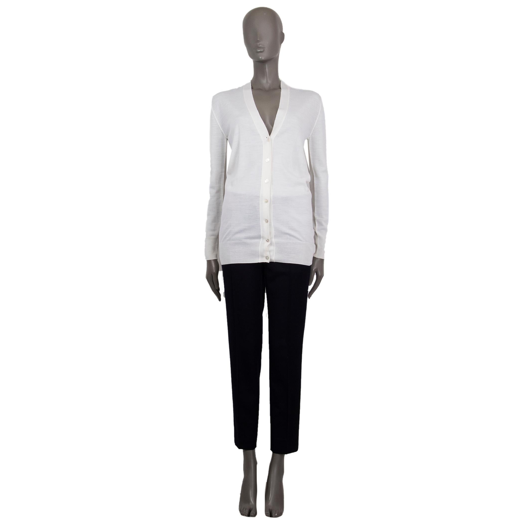 100% authentic Lanvin fine knit cardigan in off-white wool (99%) elastane (1%) with a deep V-neckline, long sleeves, buttons in a pearl effect, ribbed cuffs and hem. Comes in a mid-length and casual fit. Has been worn and is in excellent