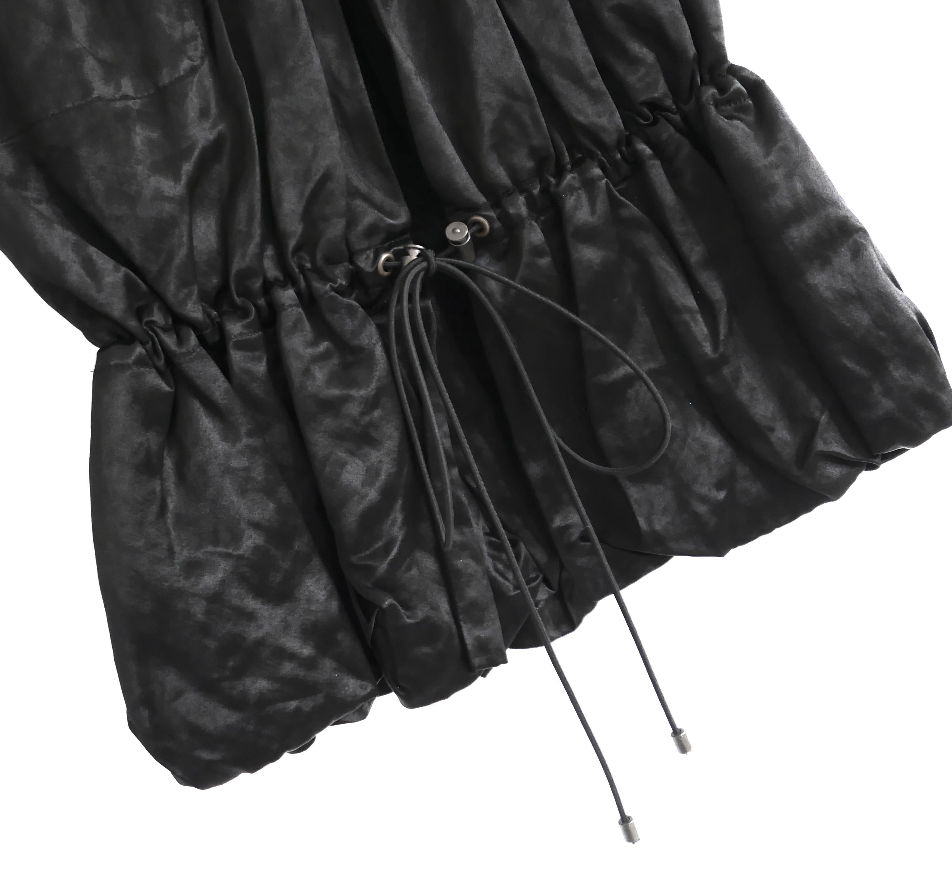 Bellissima giacca vintage di Lanvin della collezione primavera 2006 di Alber Elbaz. Indossato solo un paio di volte. Realizzato in sateen nero leggermente scintillante di cotone e cupro increspato con maniche a cappuccio in chiffon. Ha ampi revers,