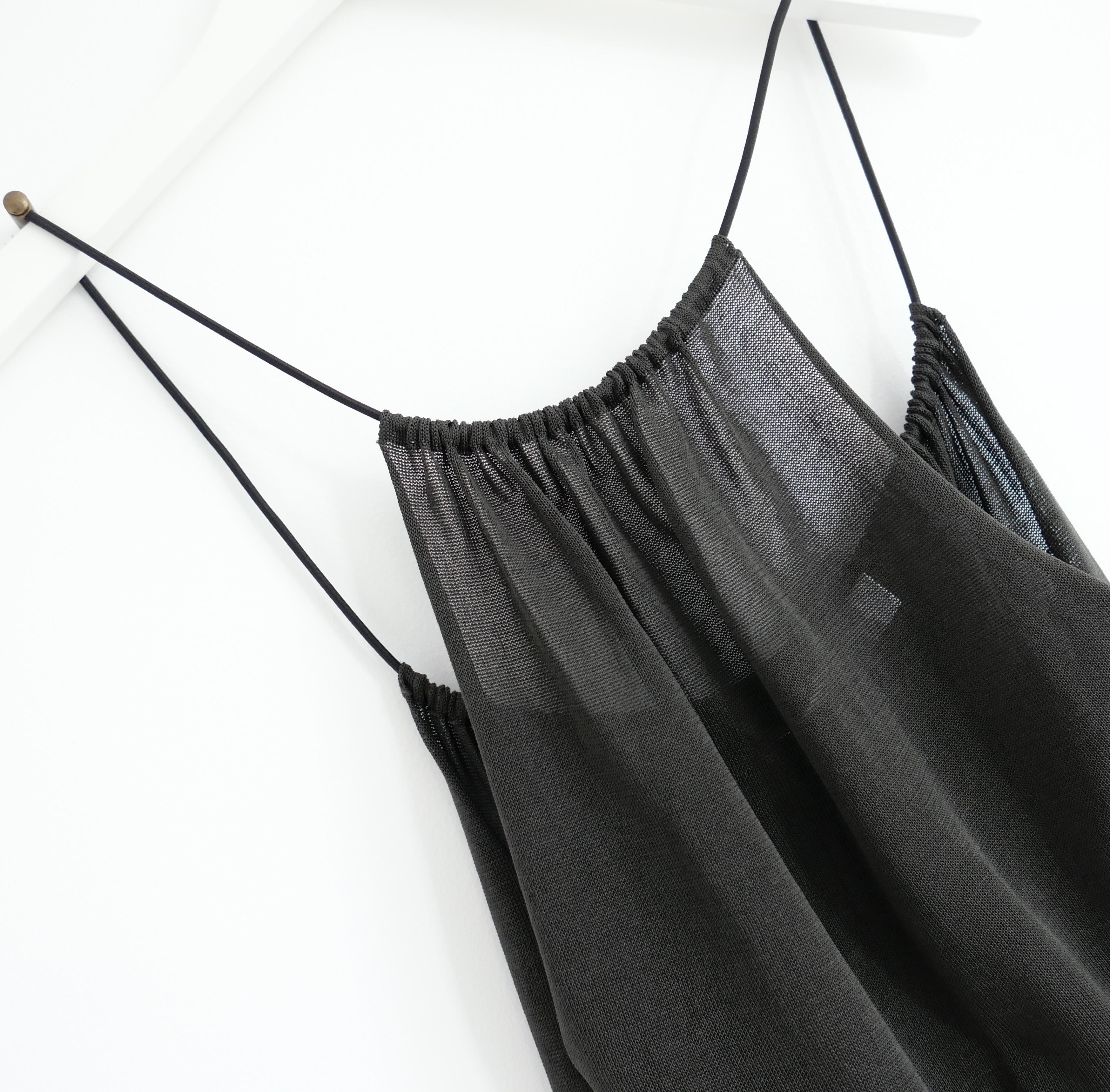 Superschickes Lanvin-Westenoberteil mit Knebelverschluss aus der Spring 2006 Collection'S von Alber Elbaz. Neu mit Tags. Aus glattem, halbdurchsichtigem, dunkelkhakifarbenem Seidenstrick mit elastischen Kordelzügen und Knebelverschlüssen. Hat eine