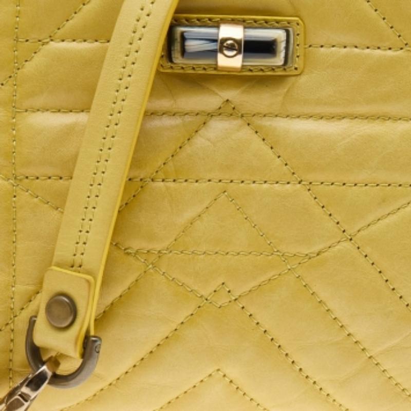 Diese luxuriös gefertigte Tasche von Lanvin ist in dieser Saison ein echter Hingucker. Die aus gestepptem Leder gefertigte Tasche kann mit der goldfarbenen Kette mit Schleifen-Detail getragen werden. Die Tasche ist mit einem Drehverschluss